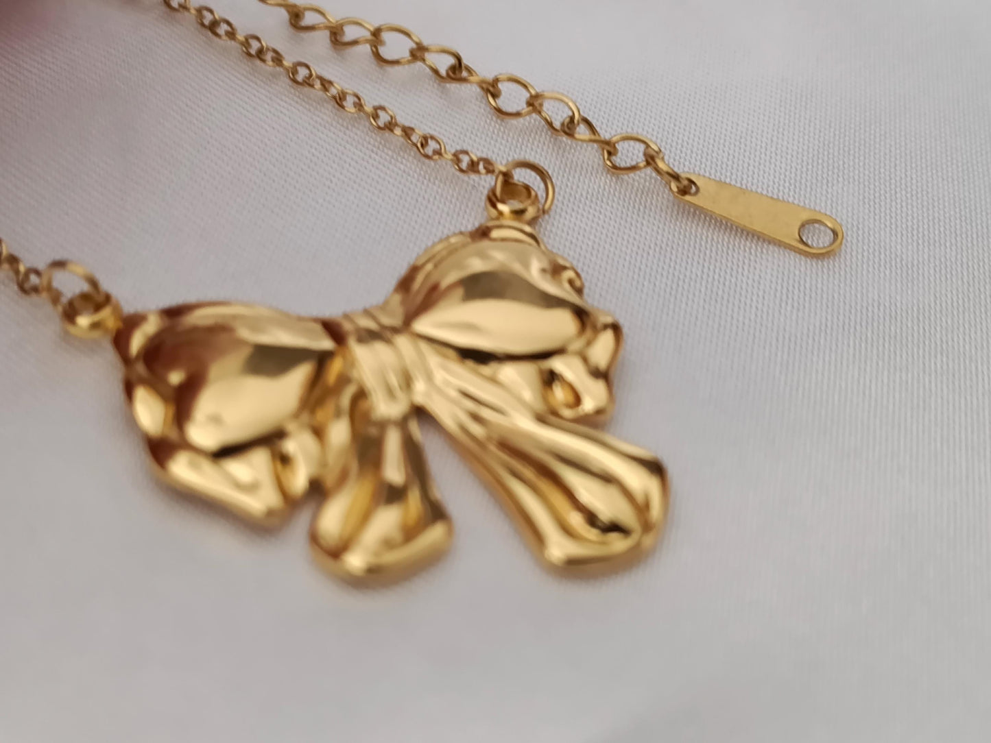 Collar con Colgante de Lazo en Acero Inoxidable y Baño de Oro 18K (40cm + Extensión) regalo para ella