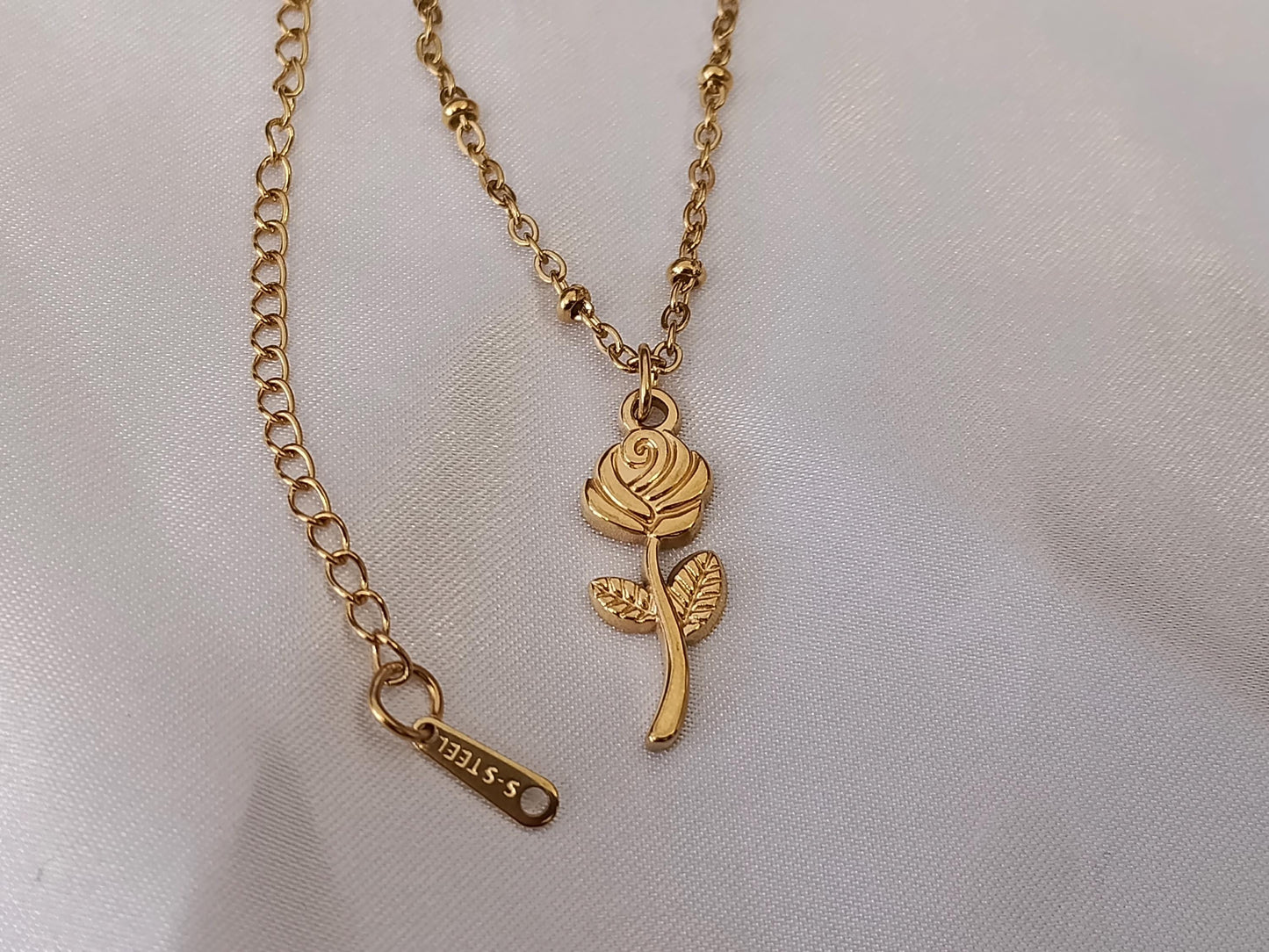 Collar de flor Rosa en Acero Inoxidable con Baño de Oro 18K (40cm + Extensión) para ella