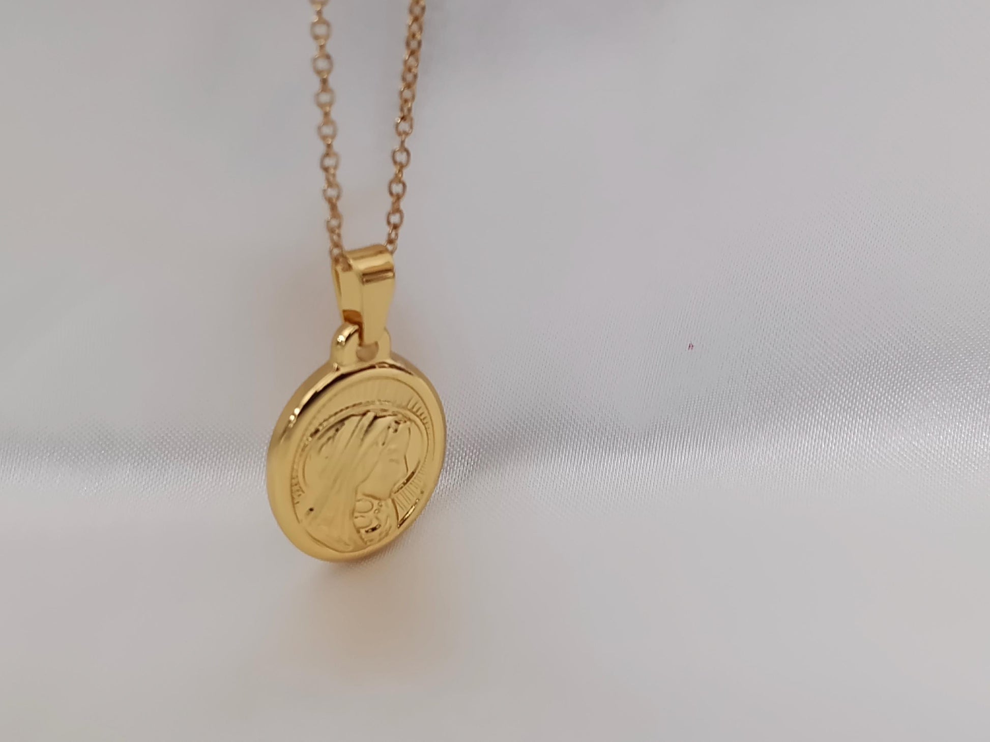 Collar de Acero Inoxidable Oro 18K colgante de maria medalla con corazon 40cm + Extensión 5cm (16"+2") para mujeres