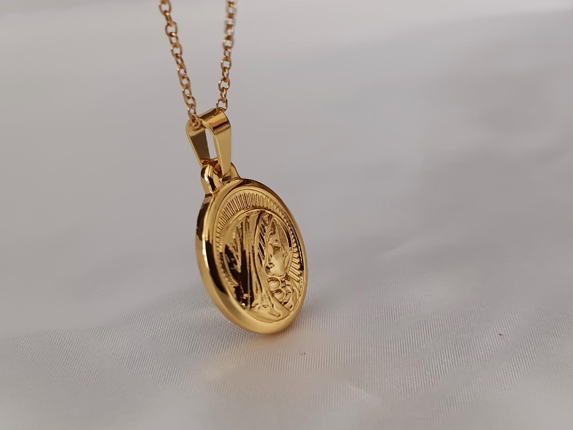 Collar de Acero Inoxidable Oro 18K colgante de maria medalla con corazon 40cm + Extensión 5cm (16"+2") para mujeres