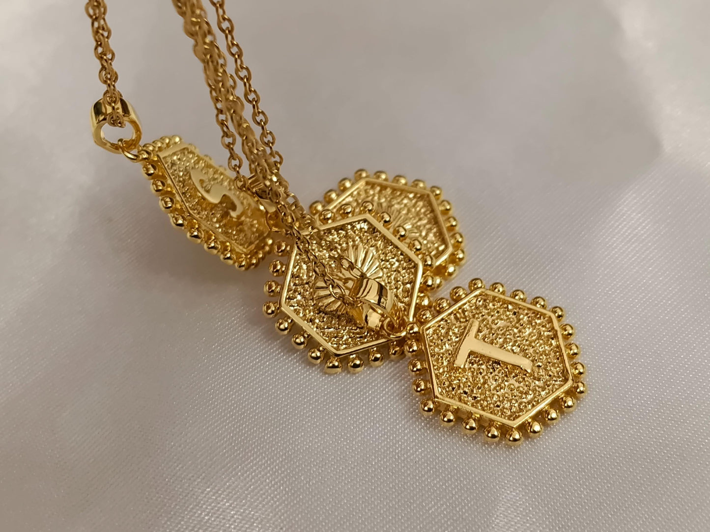 Collar de Medalla con Letra Inicial de nombre en Oro de 18K (Baño PVD) - Cadena de 18" 45cm regalo para ella