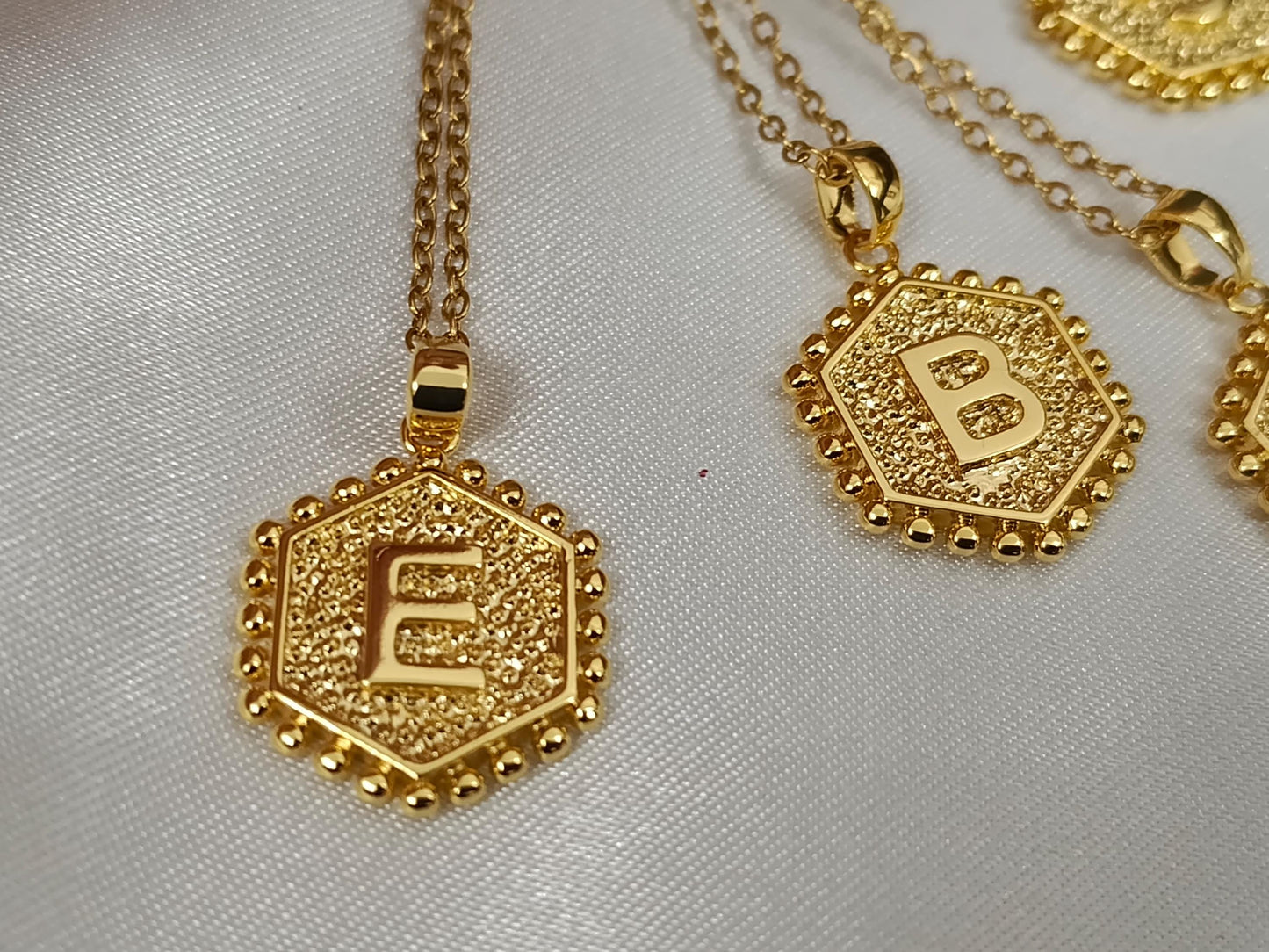 Collar de Medalla con Letra Inicial de nombre en Oro de 18K (Baño PVD) - Cadena de 18" 45cm regalo para ella