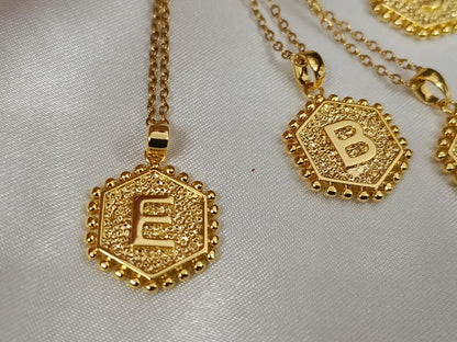 Collar de Medalla con Letra Inicial de nombre en Oro de 18K (Baño PVD) - Cadena de 18" 45cm regalo para ella