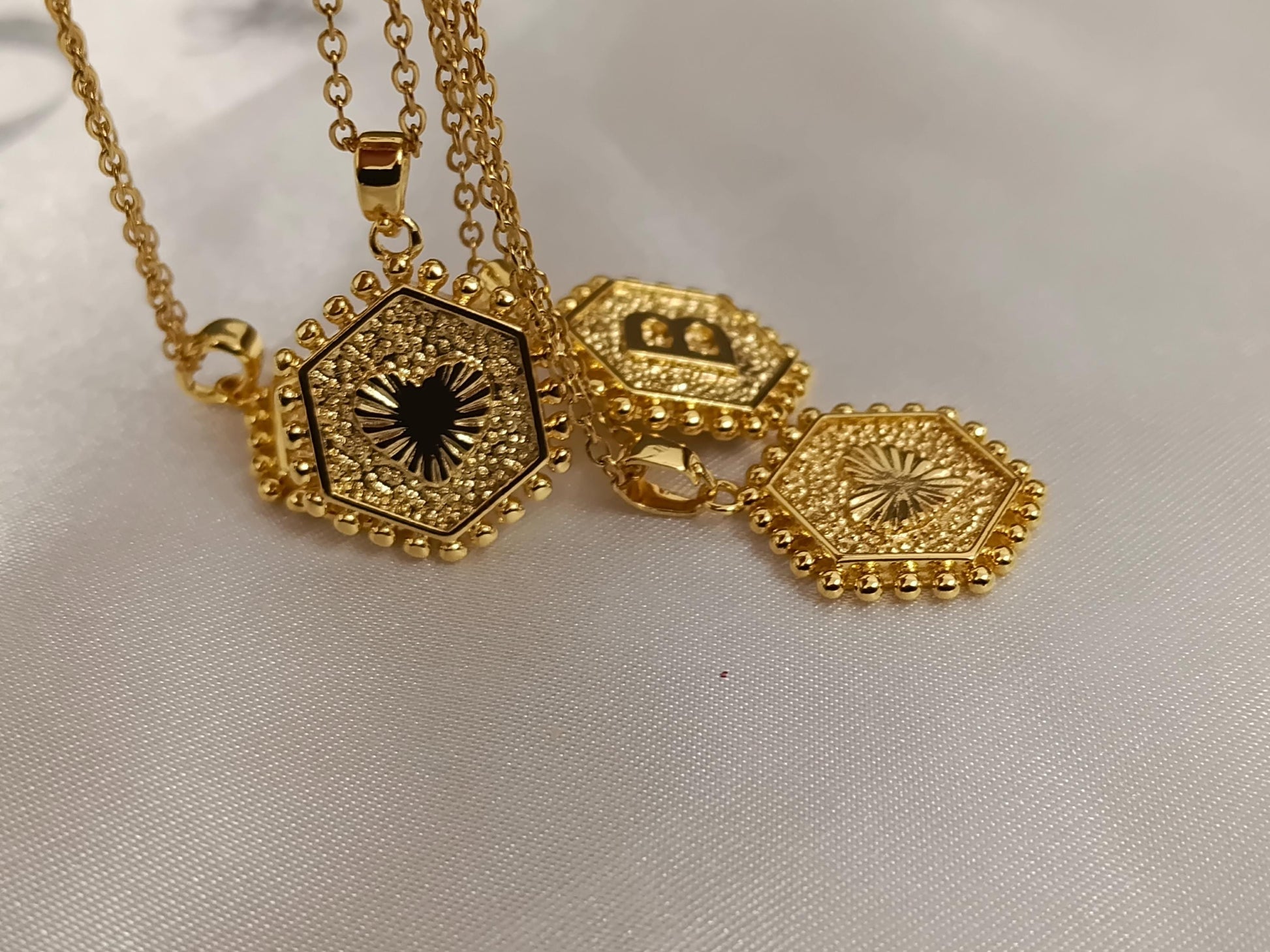 Collar de Medalla con Letra Inicial de nombre en Oro de 18K (Baño PVD) - Cadena de 18" 45cm regalo para ella