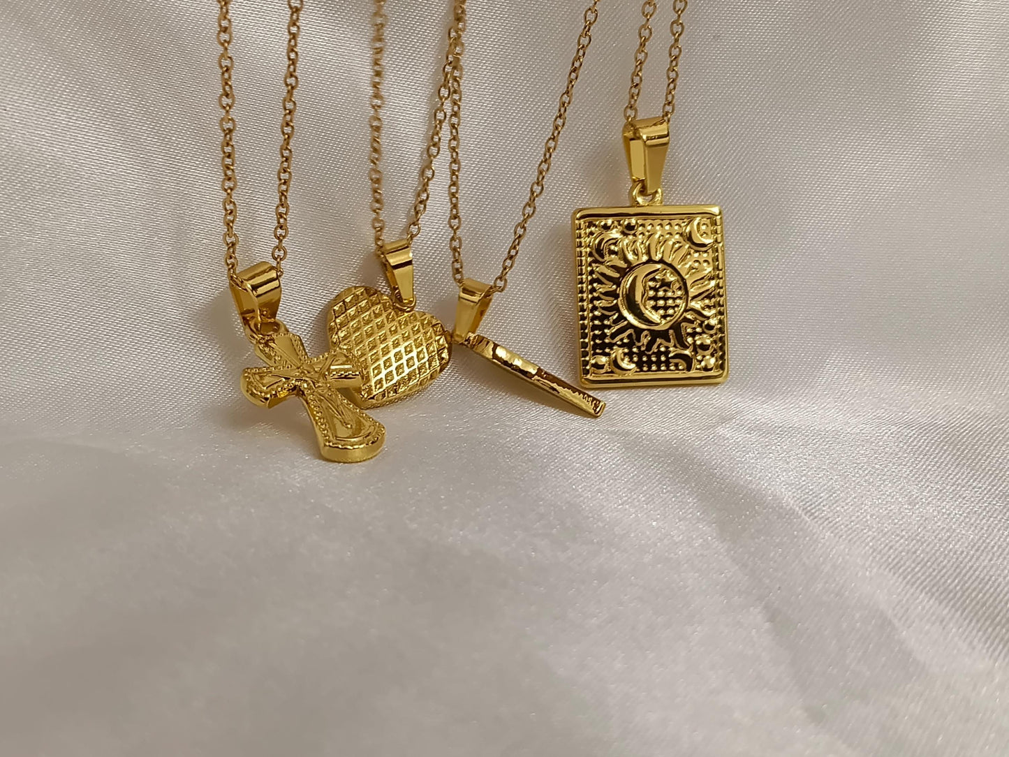 Collar de pluma,medalla, cruz,y corazón acero inoxidable oro bañado 18K 40cm más extensión de 5cm para mujeres