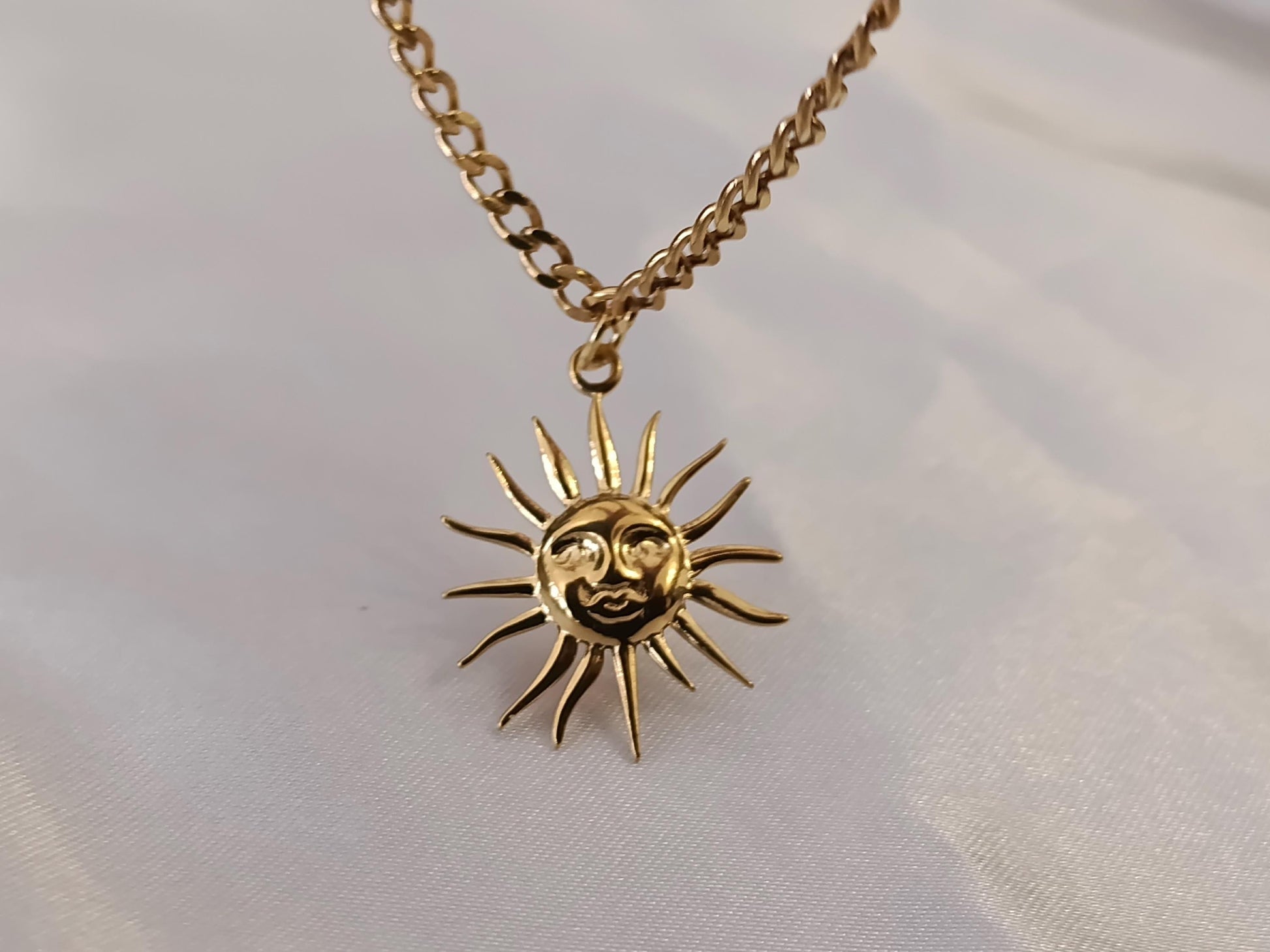 Collar con cadena Miami y colgante sol acero inoxidable oro bañado 18K resistente al agua para mujeres