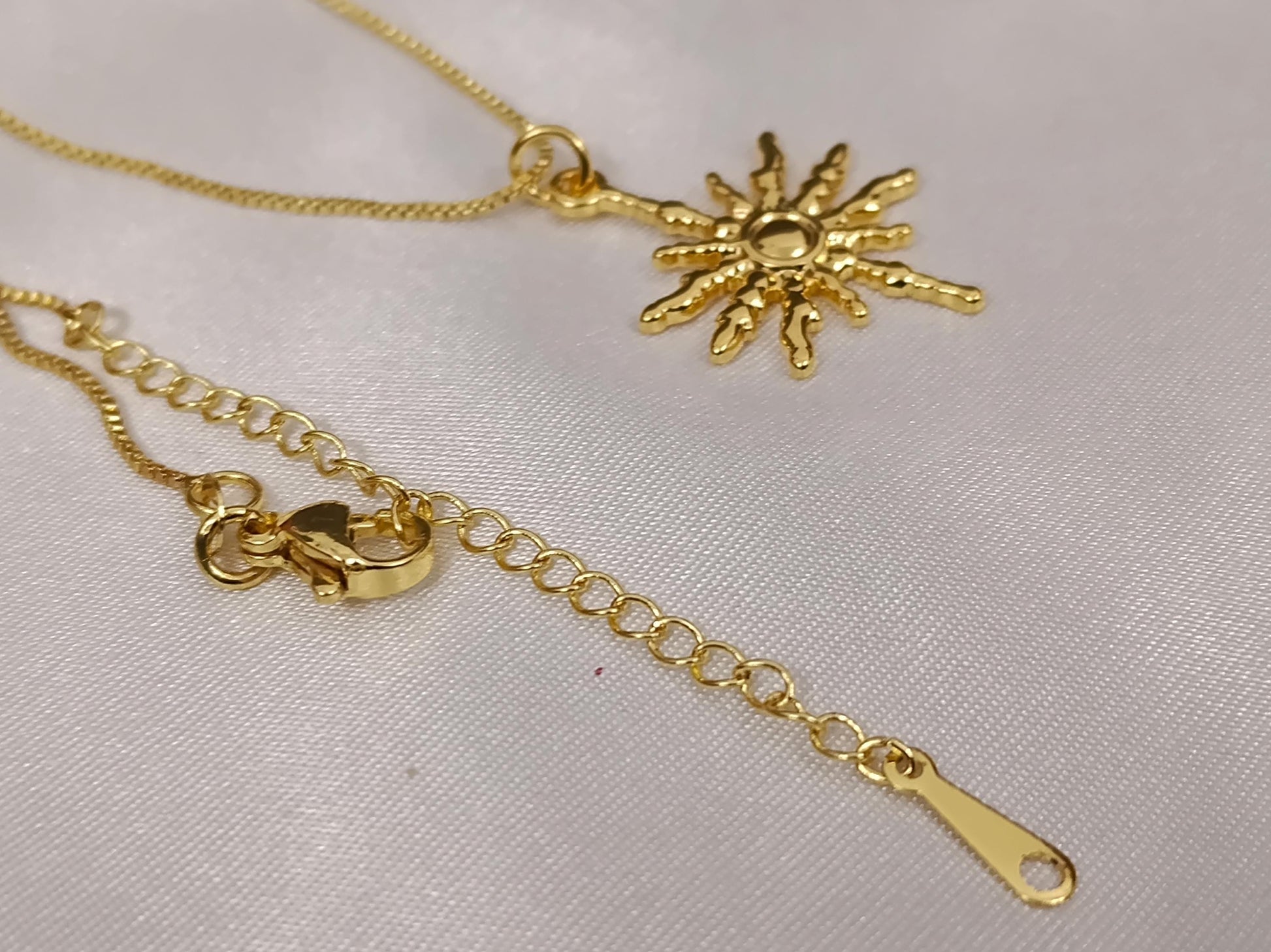 Collar con cadena de caja y colgante sol acero inoxidable oro bañado de 18K con extensión ajustable para mujeres