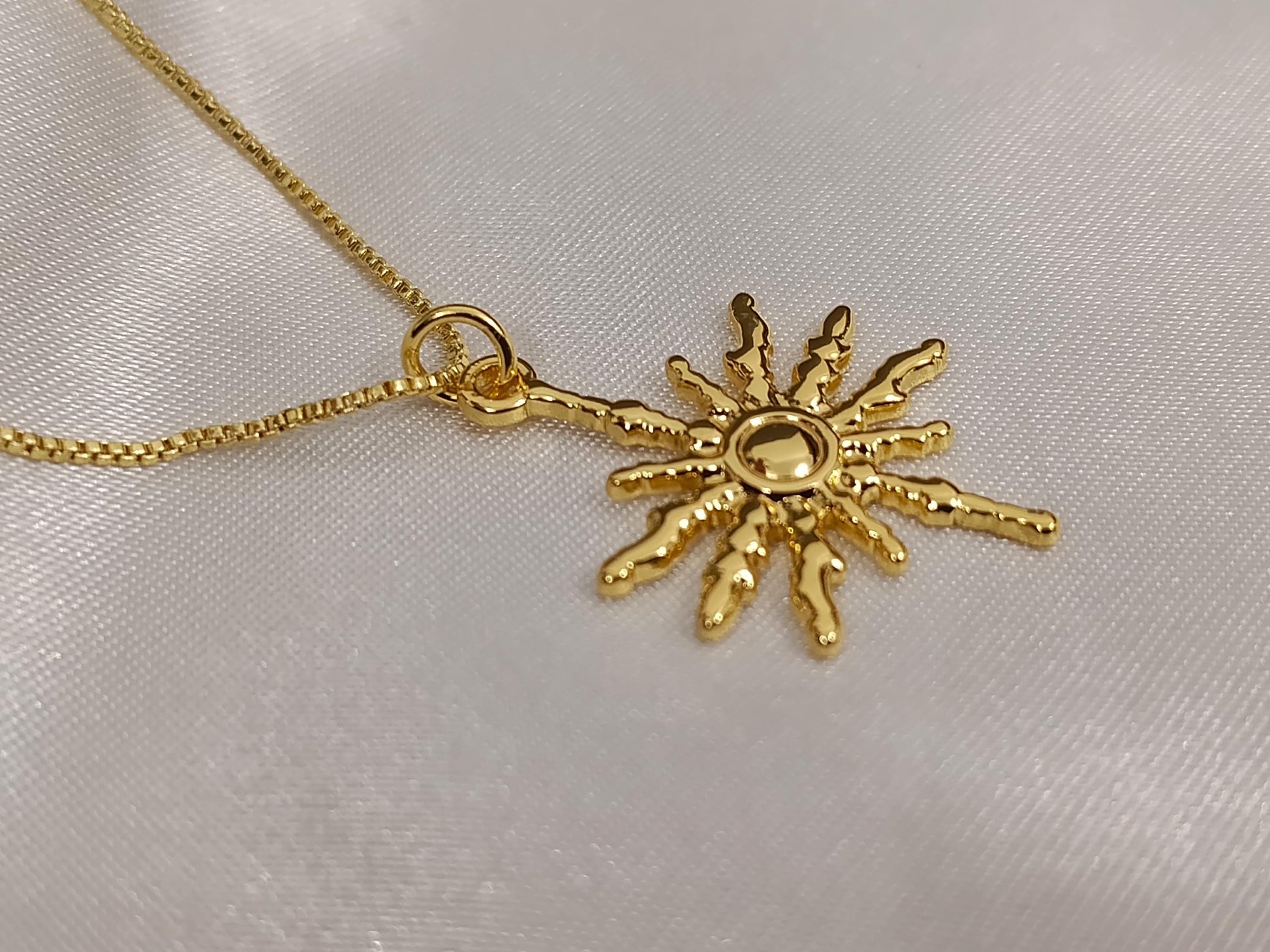 Collar con cadena de caja y colgante sol acero inoxidable oro bañado de 18K con extensión ajustable para mujeres