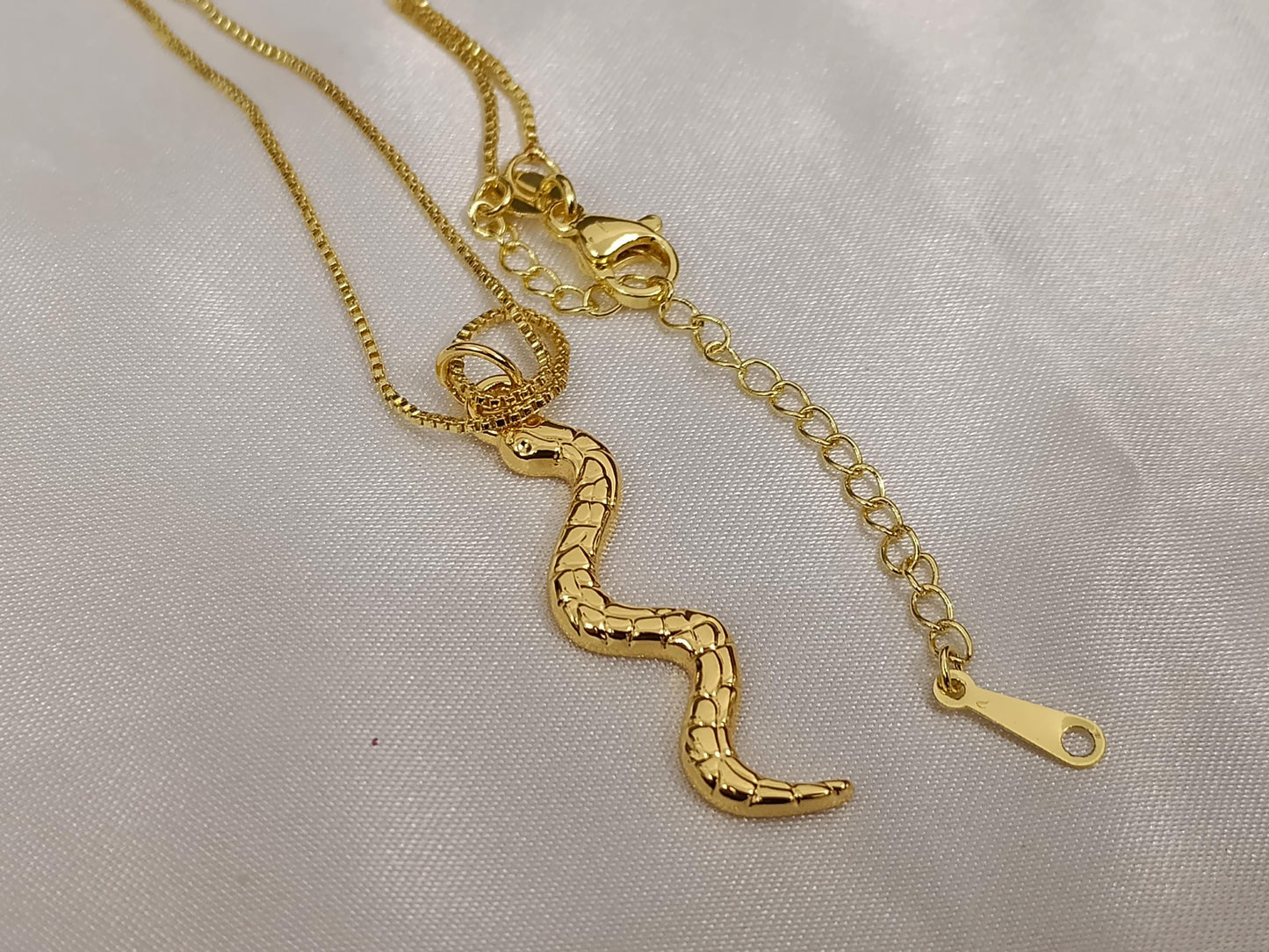 Collar con colgante serpiente acero inoxidable oro bañado 18K para mujeres