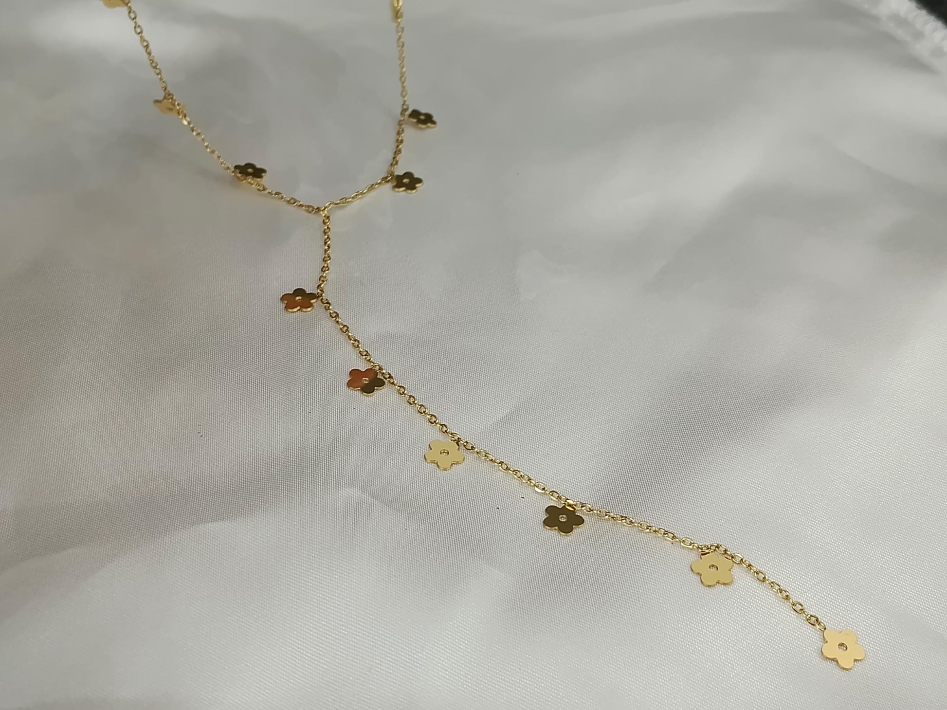 Collar Largo Estilo Y con cuentas de Flores Pulidas en Oro de 18K (PVD) - Acero Inoxidable - 20"-22" para mujeres