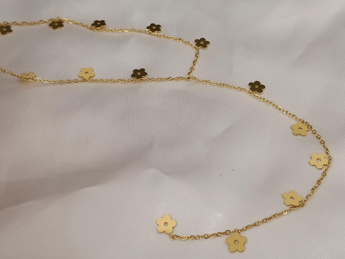 Collar Largo Estilo Y con cuentas de Flores Pulidas en Oro de 18K (PVD) - Acero Inoxidable - 20"-22" para mujeres