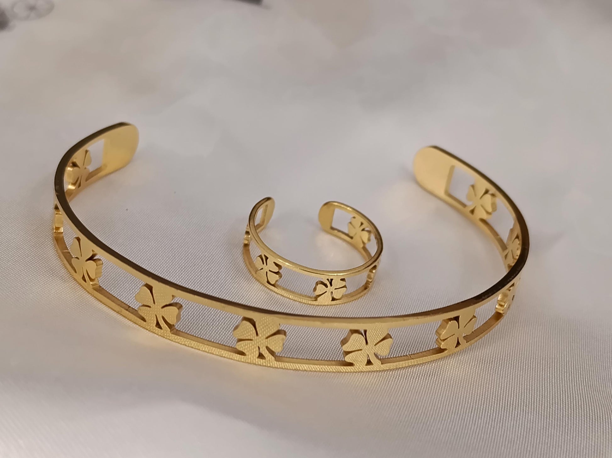 Conjunto de joyas: Brazalete y Anillo trébol ajustables Acero Inoxidable con Baño de Oro 18K (Efecto Espejo) regalos para ella