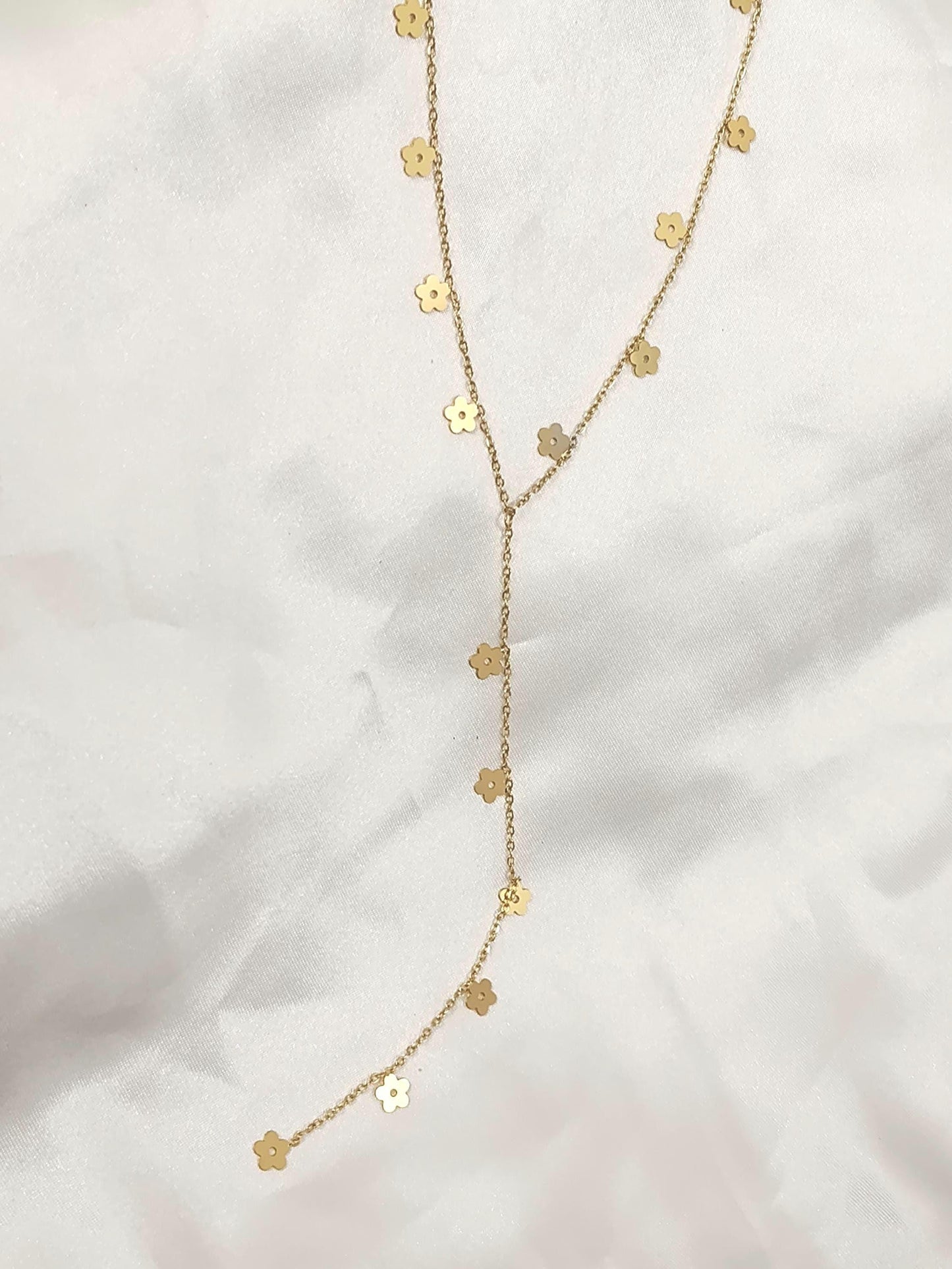 Collar Largo Estilo Y con cuentas de Flores Pulidas en Oro de 18K (PVD) - Acero Inoxidable - 20"-22" para mujeres