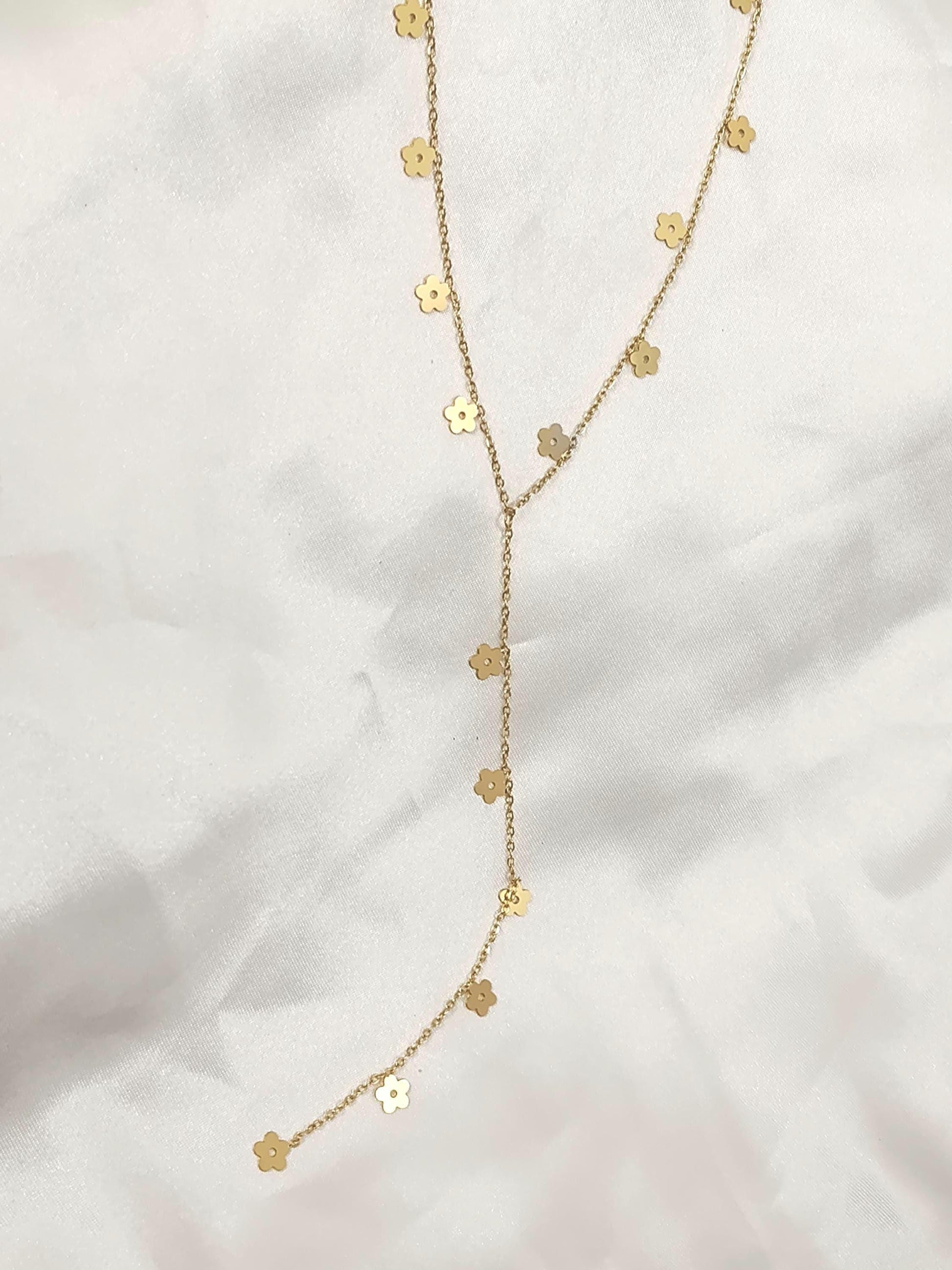 Collar Largo Estilo Y con cuentas de Flores Pulidas en Oro de 18K (PVD) - Acero Inoxidable - 20"-22" para mujeres