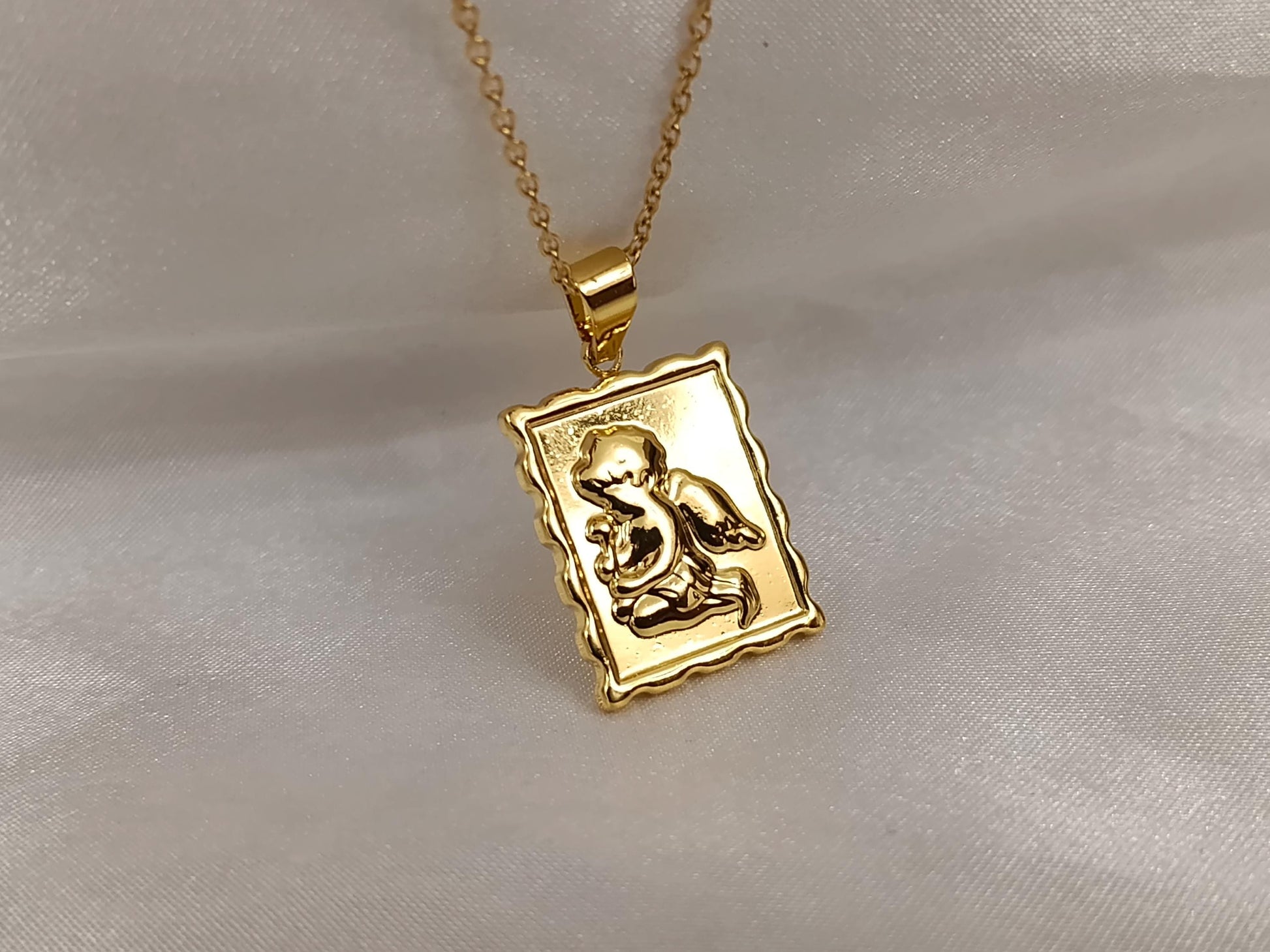 Collar con Colgante Rectangular de Ángel en Oro 18K (PVD) - 16" + 2" Ajustable para mujeres