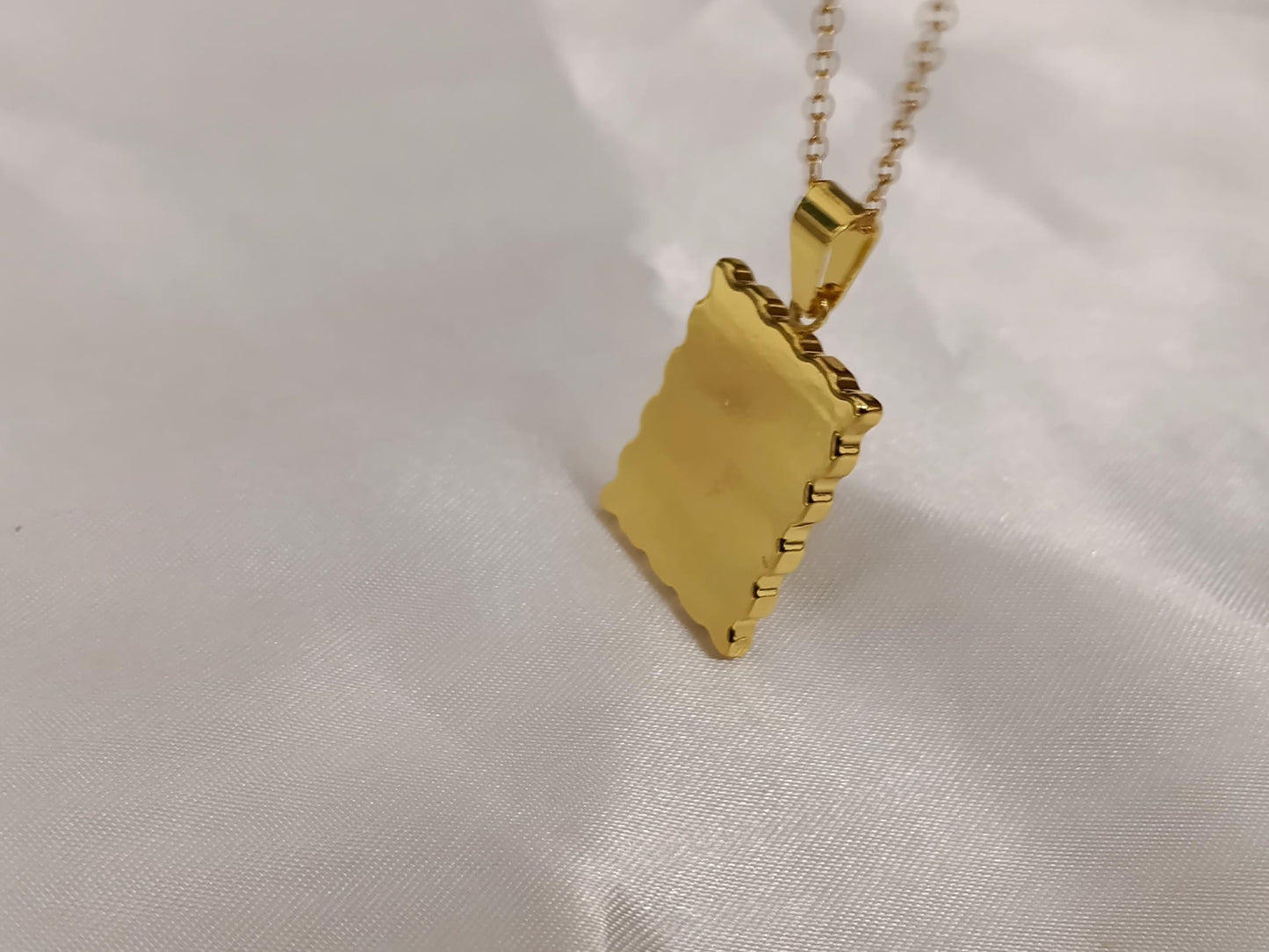 Collar con Colgante Rectangular de Ángel en Oro 18K (PVD) - 16" + 2" Ajustable para mujeres