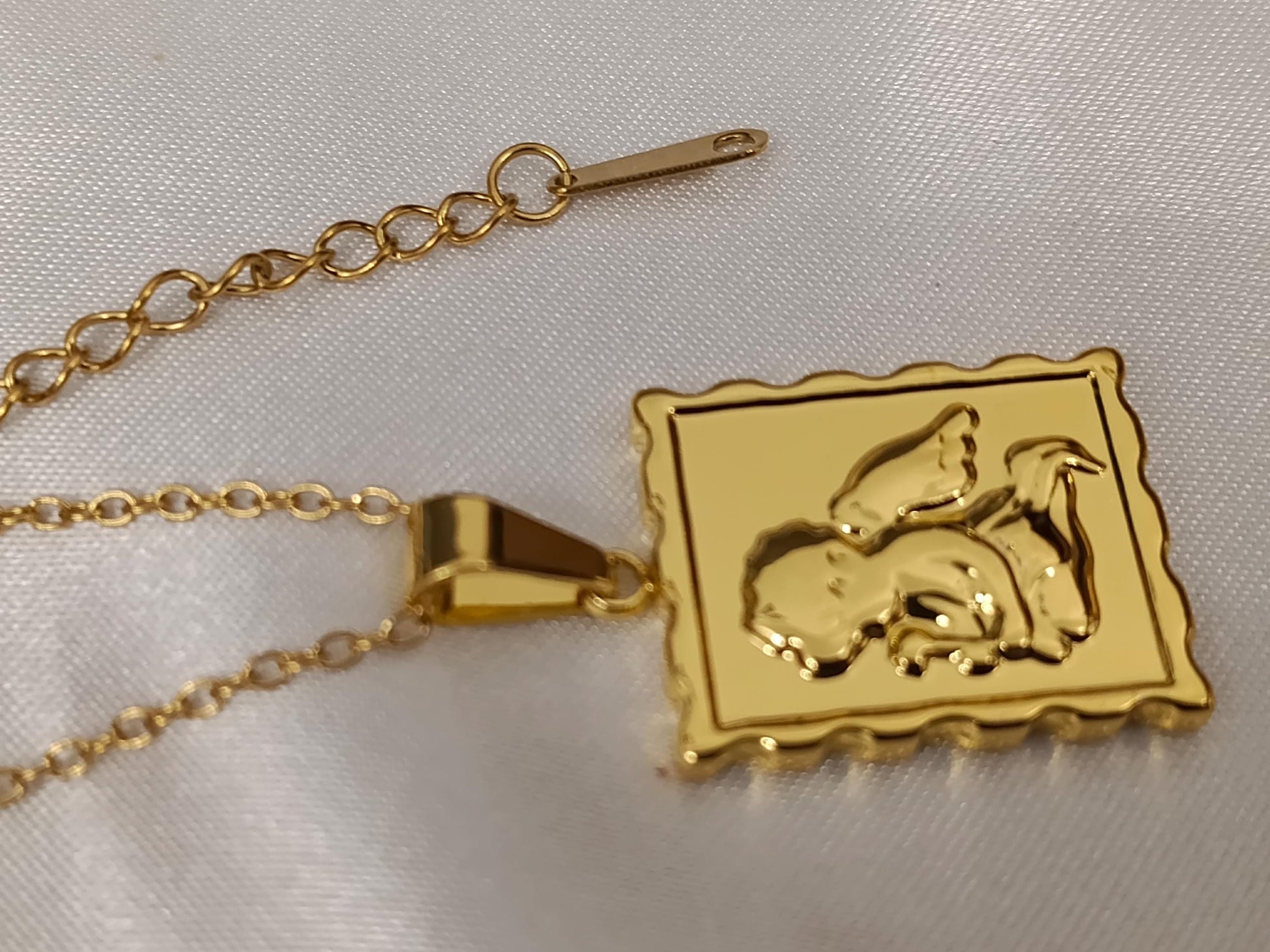 Collar con Colgante Rectangular de Ángel en Oro 18K (PVD) - 16" + 2" Ajustable para mujeres