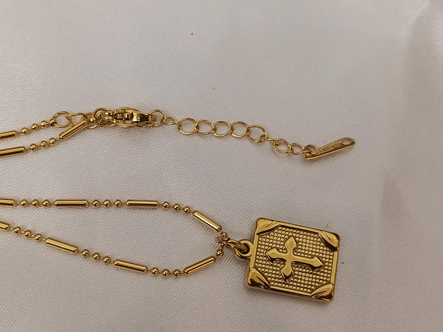 Collar con Colgante Rectangular con cruz en Oro 18K (PVD) - 16" + 2" Ajustable collar para mujeres