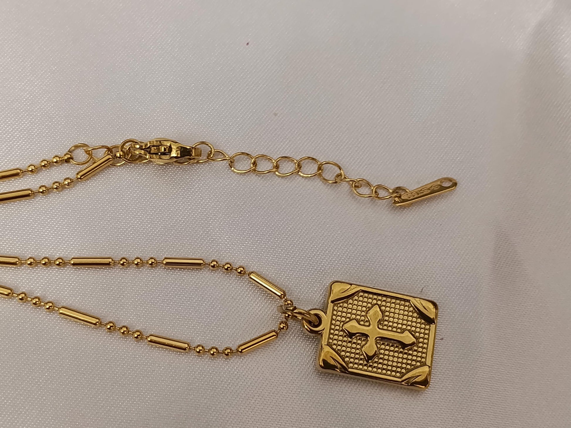 Collar con Colgante Rectangular con cruz en Oro 18K (PVD) - 16" + 2" Ajustable collar para mujeres