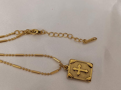 Collar con Colgante Rectangular con cruz en Oro 18K (PVD) - 16" + 2" Ajustable collar para mujeres