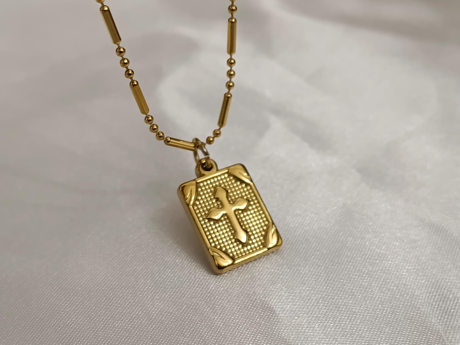 Collar con Colgante Rectangular con cruz en Oro 18K (PVD) - 16" + 2" Ajustable collar para mujeres