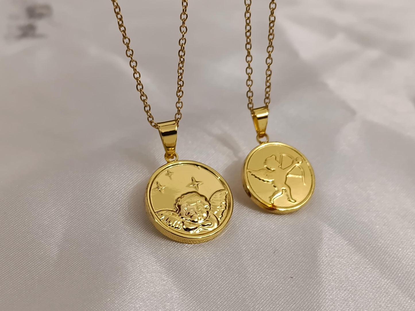 Collar con Colgante moneda de Ángel en Oro 18K (PVD) - 16" + 2" Ajustable para mujeres