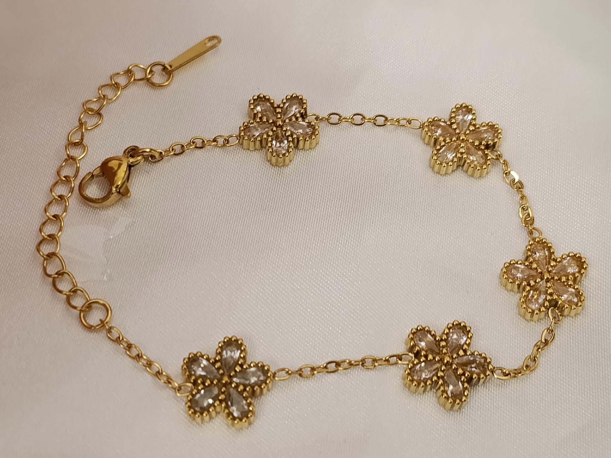 Pulsera con flores circonitas acero inoxidable bañado en oro 18K para mujeres