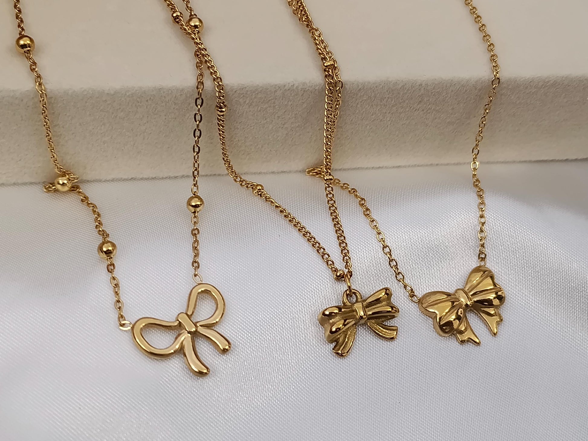 Collar de cuentas con Colgante de Lazo en Acero Inoxidable y Baño de Oro 18K (40cm + Extensión) regalo para ella