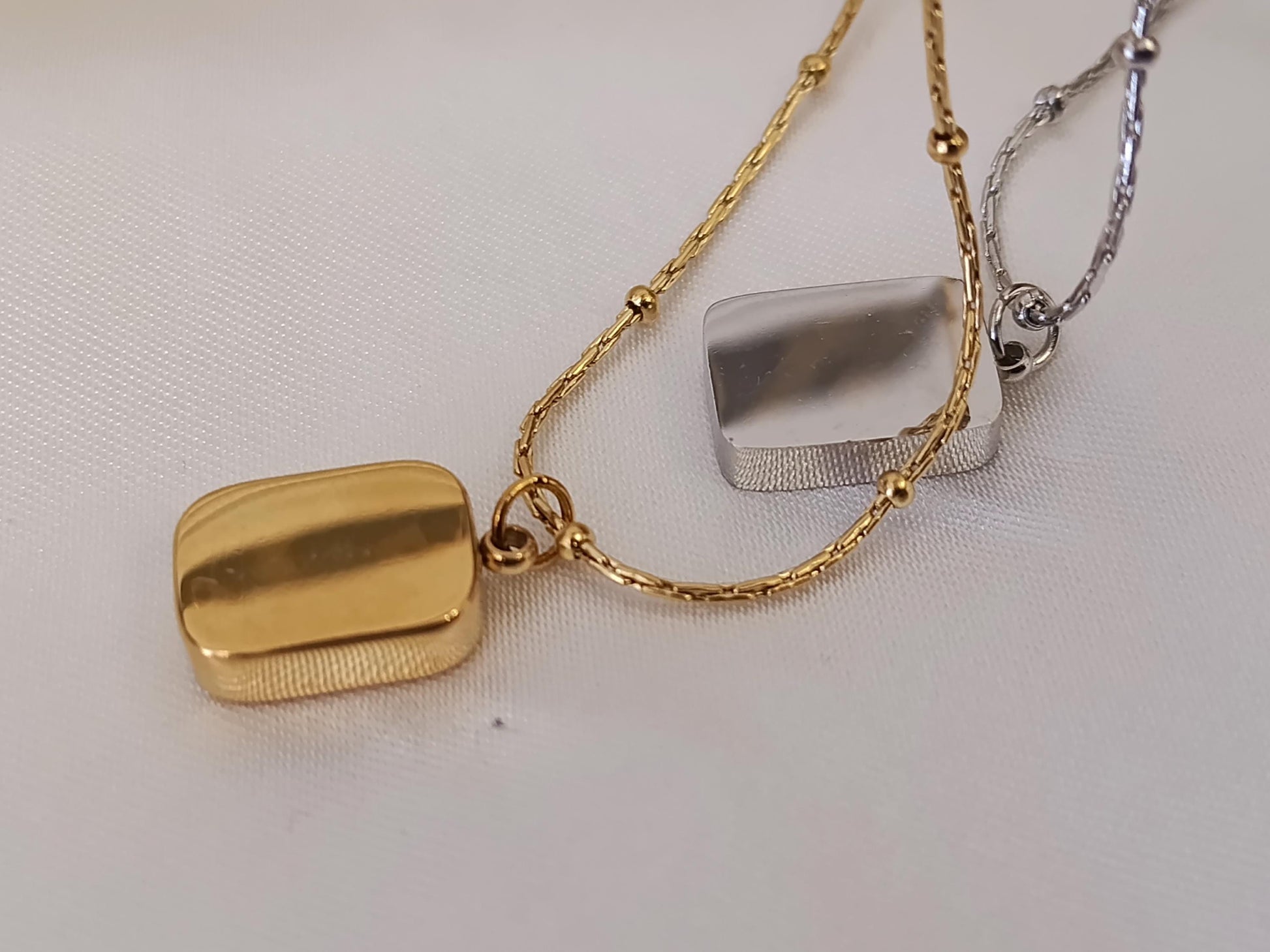 Collar de cuentas con colgantes rectangular con letras pulidas acero inoxidable oro bañado 18K para mujeres