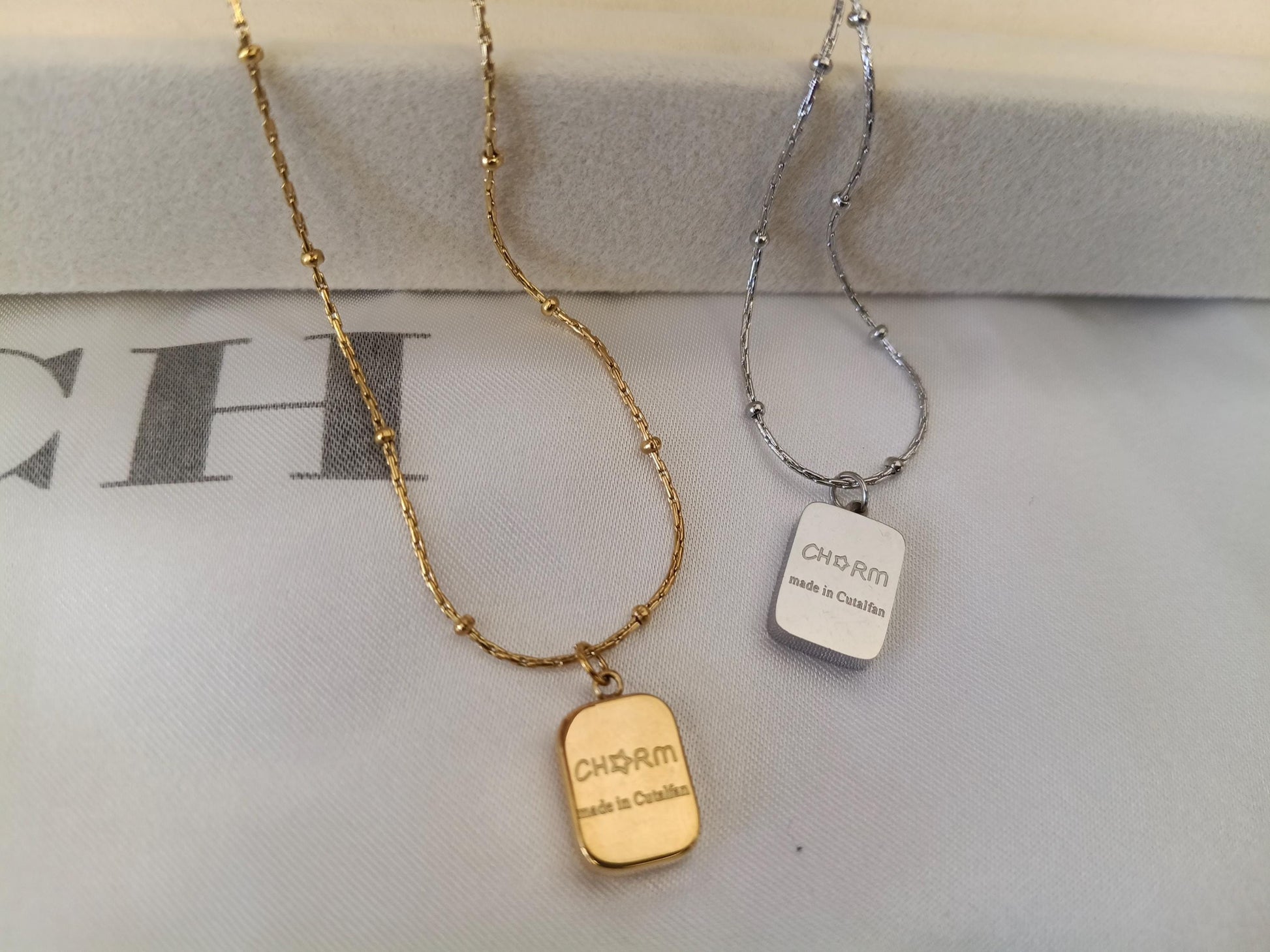 Collar de cuentas con colgantes rectangular con letras pulidas acero inoxidable oro bañado 18K para mujeres