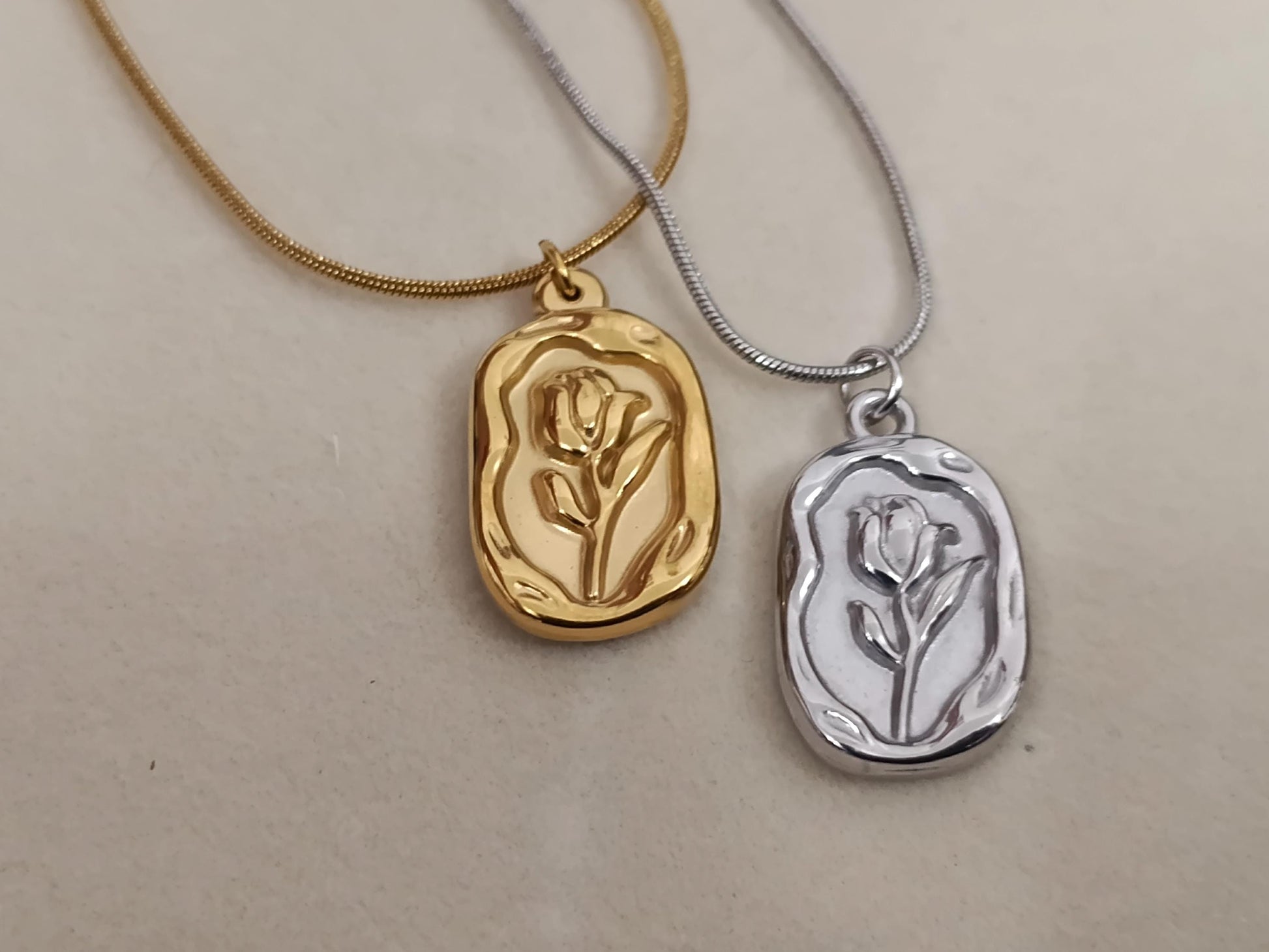 Collar de Acero Inoxidable Oro 18K - colgante Placa Cuadrada Tulipán Grabado - Cadena Serpiente + Extensión para ella