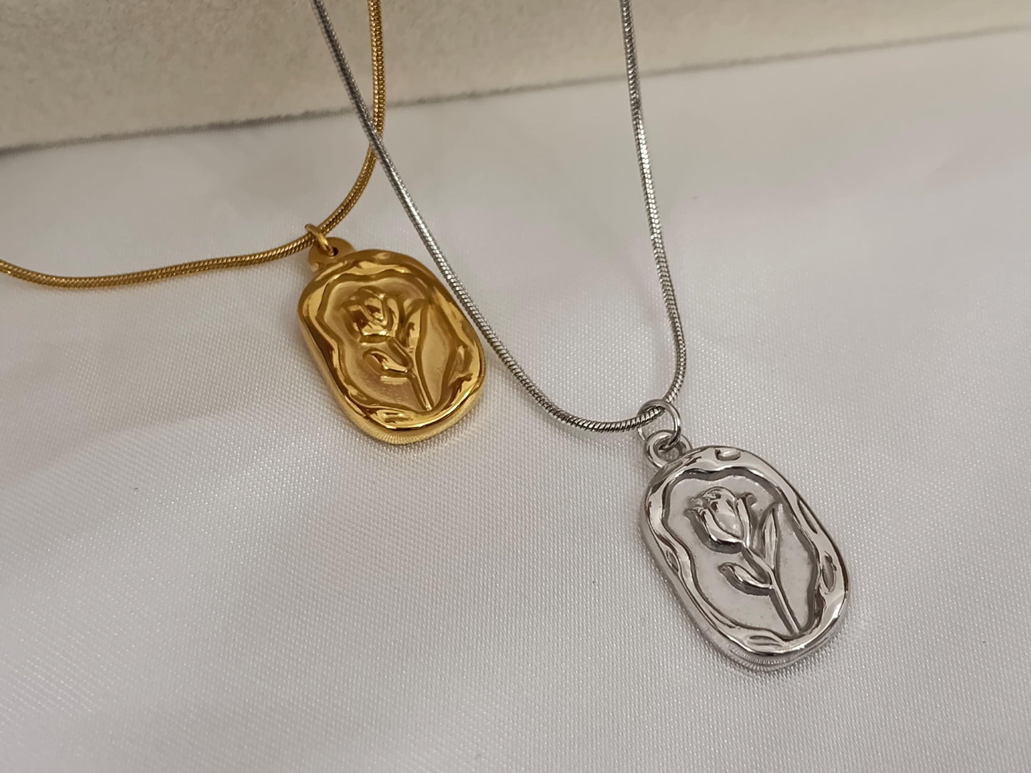 Collar de Acero Inoxidable Oro 18K - colgante Placa Cuadrada Tulipán Grabado - Cadena Serpiente + Extensión para ella