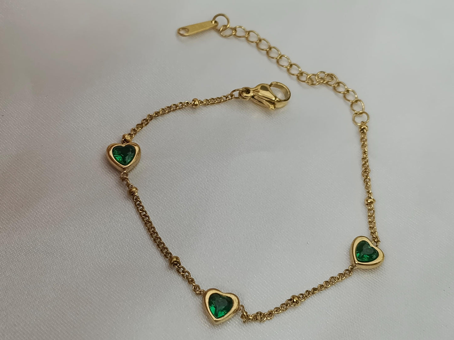 Pulsera con corazones circonitas verdes acero inoxidable bañado en oro 18K para mujeres