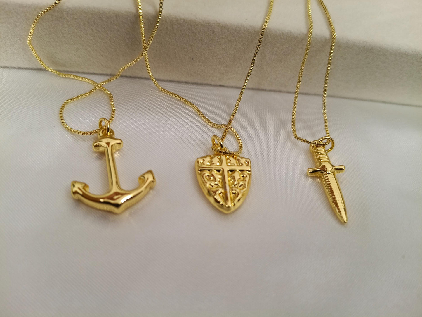 Collar con colgantes de ancla/espada/escudo acero inoxidable oro bañado 18K para mujeres