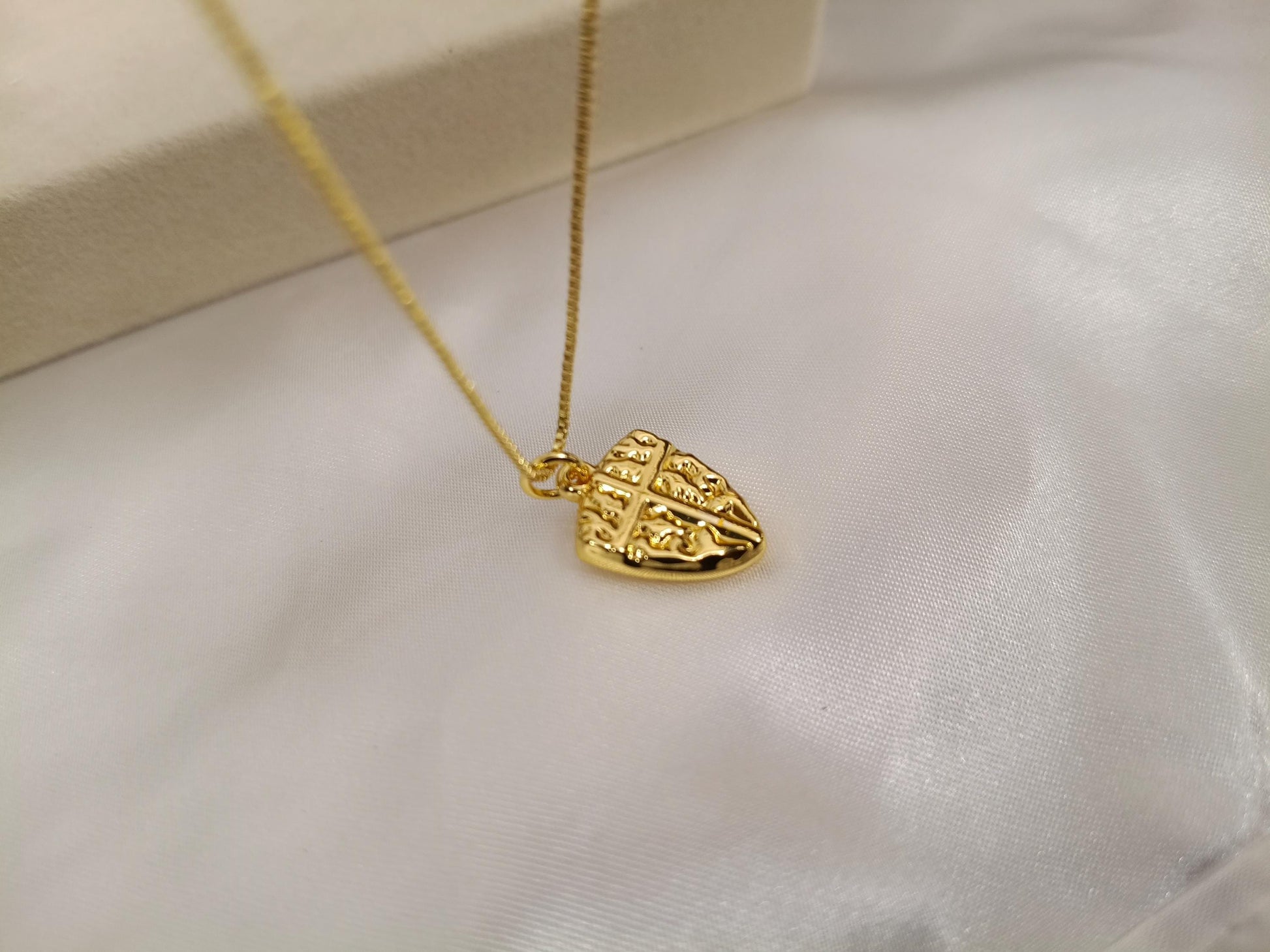 Collar con colgantes de ancla/espada/escudo acero inoxidable oro bañado 18K para mujeres