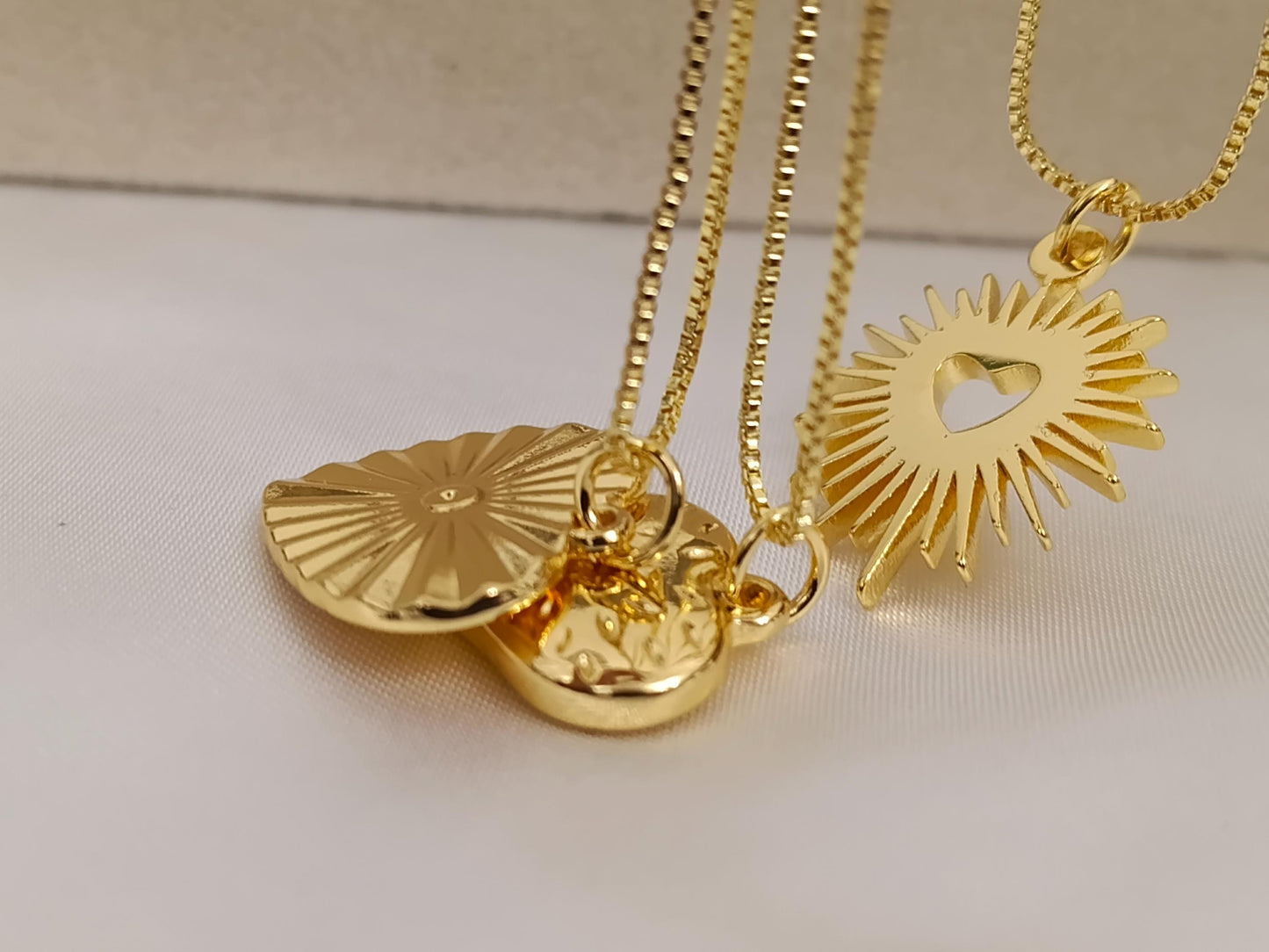 Collar con colgantes de corazones acero inoxidable oro bañado 18K para mujeres