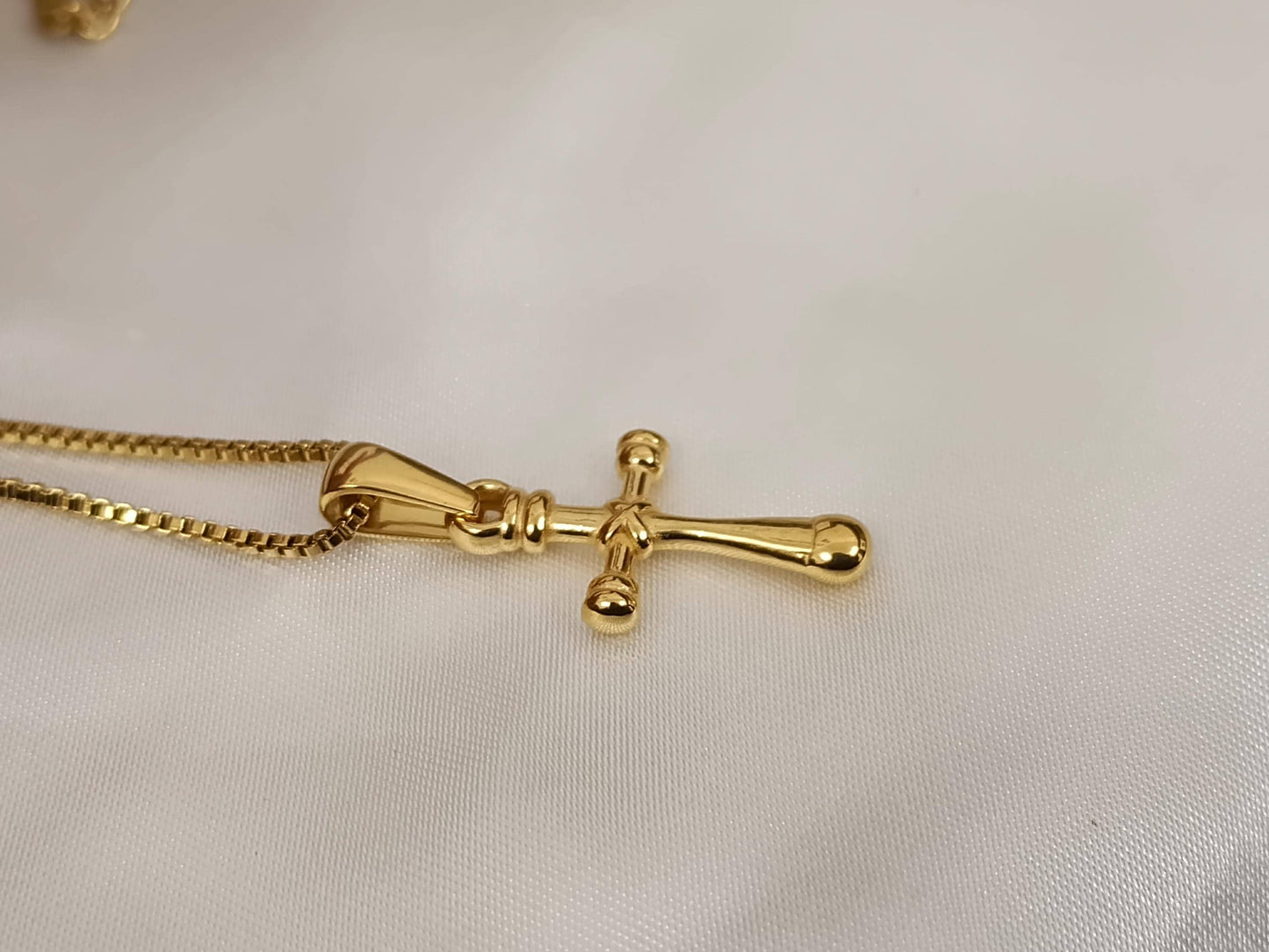 Collar con colgantes de cruz acero inoxidable oro bañado 18K tratado como oro viejo para mujeres