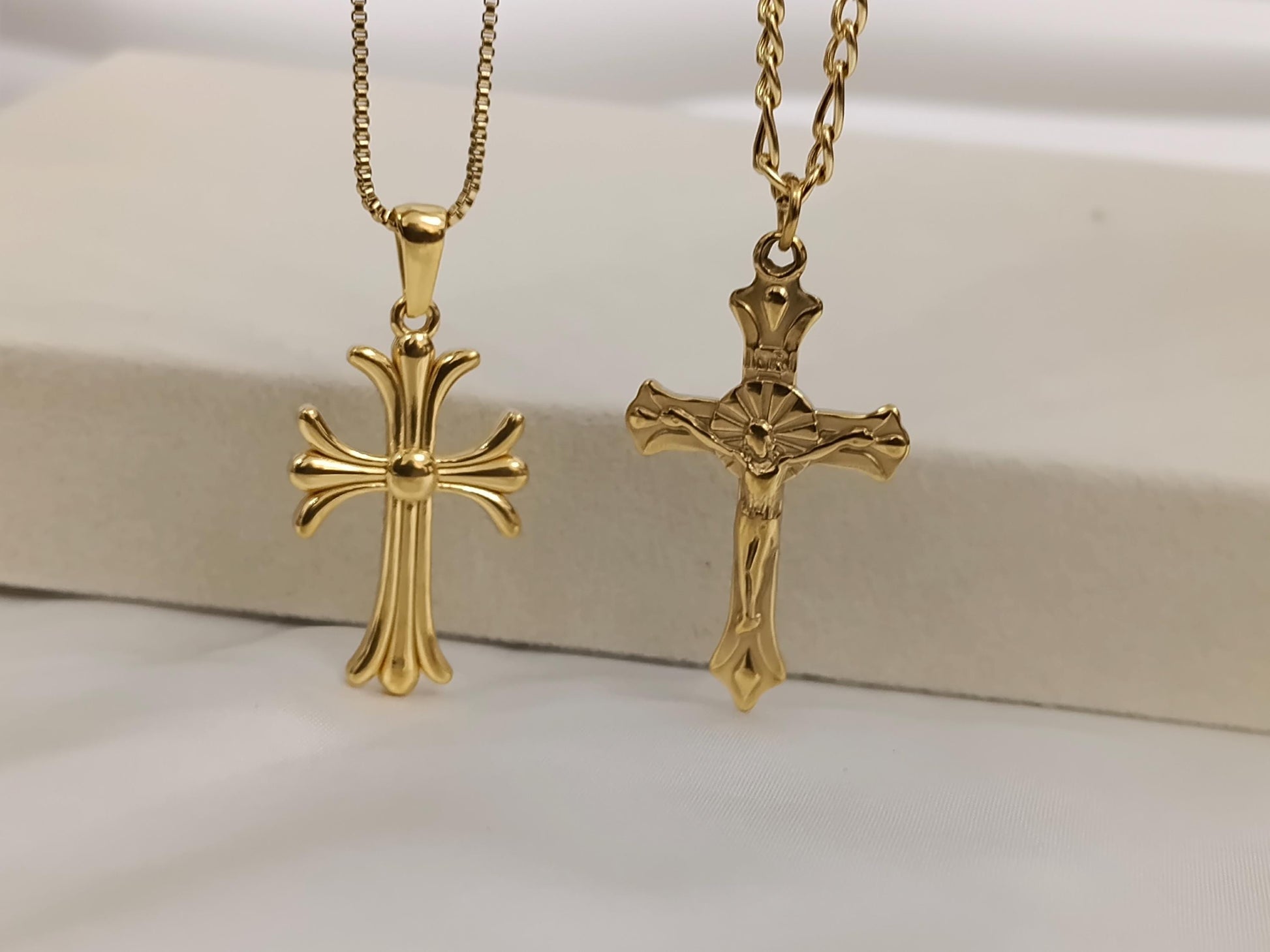 Collar con colgantes de cruz acero inoxidable oro bañado 18K tratado como oro viejo para mujeres