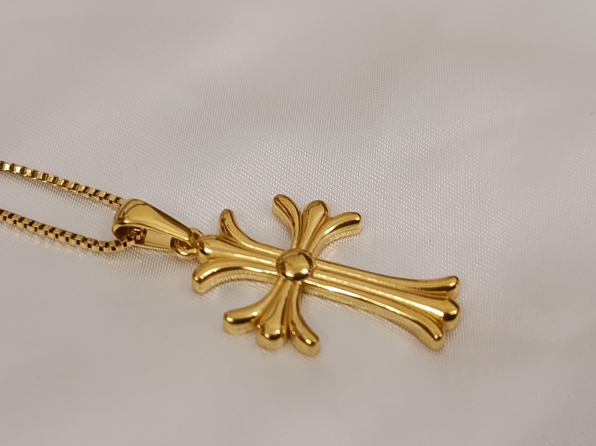 Collar con colgantes de cruz acero inoxidable oro bañado 18K tratado como oro viejo para mujeres