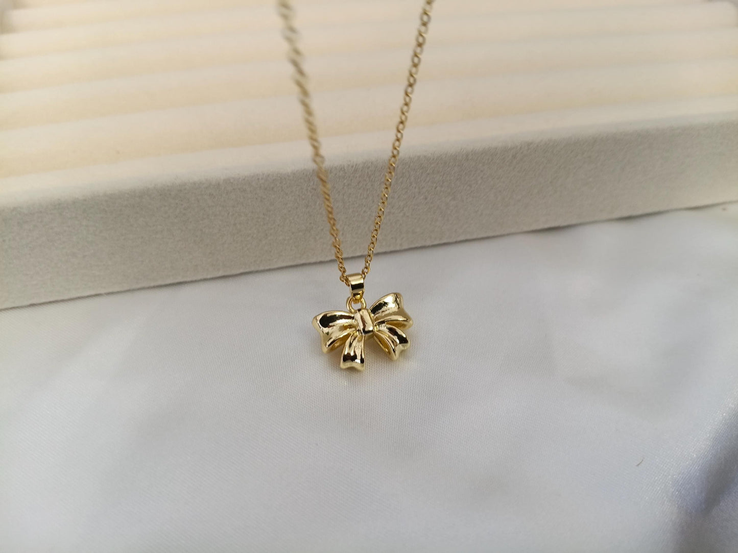 Collar con Colgante de Lazo en Acero Inoxidable y Baño de Oro 18K (40cm + Extensión) regalo para ella