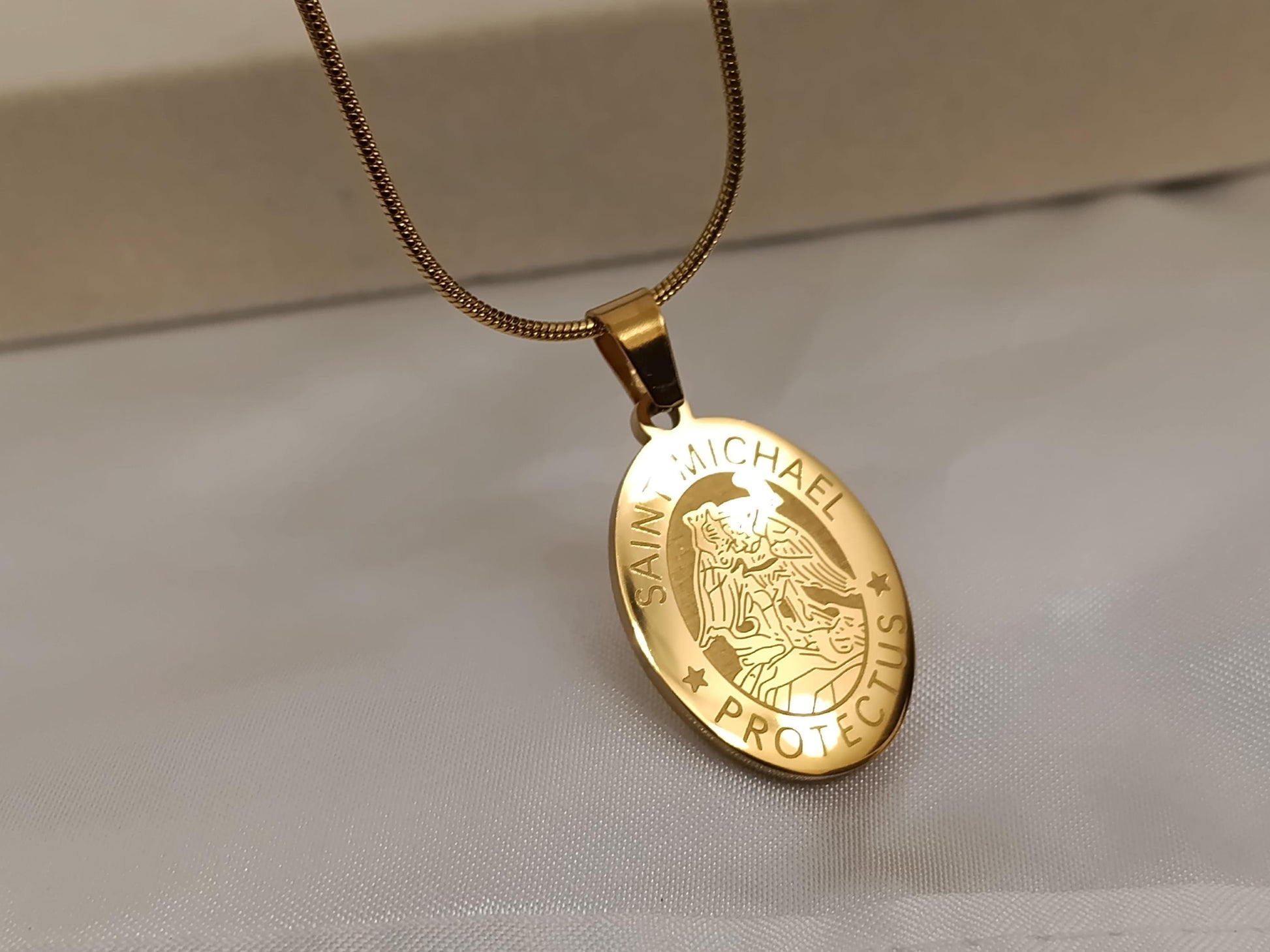 Collar de Acero Inoxidable Oro 18K colgante de Saint Michael con corazon 50cm + Extensión 5cm (20"+2") para mujeres