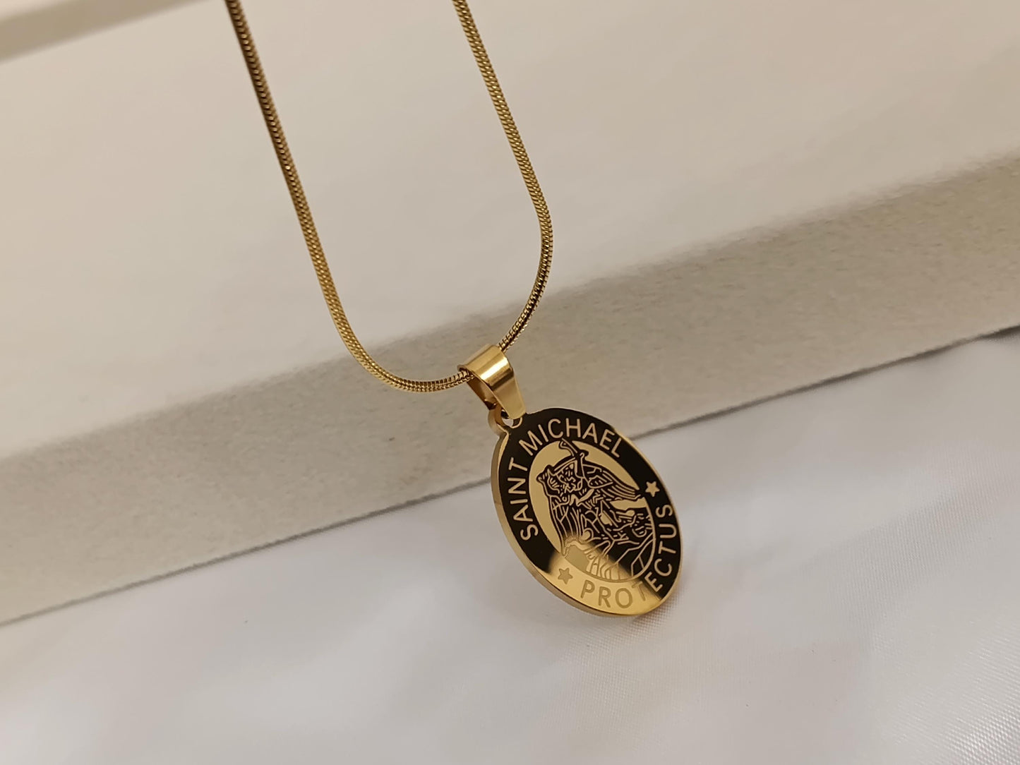 Collar de Acero Inoxidable Oro 18K colgante de Saint Michael con corazon 50cm + Extensión 5cm (20"+2") para mujeres