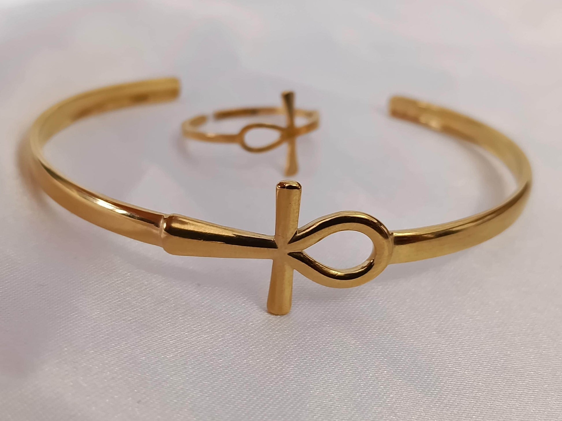 Conjunto de joyas: Brazalete y Anillo de cruz Ankh ajustables Acero Inoxidable con Baño de Oro 18K (Efecto Espejo) regalos para ella