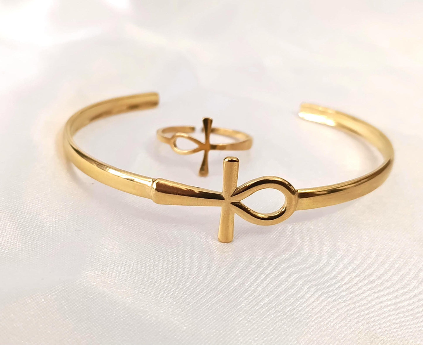 Conjunto de joyas: Brazalete y Anillo de cruz Ankh ajustables Acero Inoxidable con Baño de Oro 18K (Efecto Espejo) regalos para ella