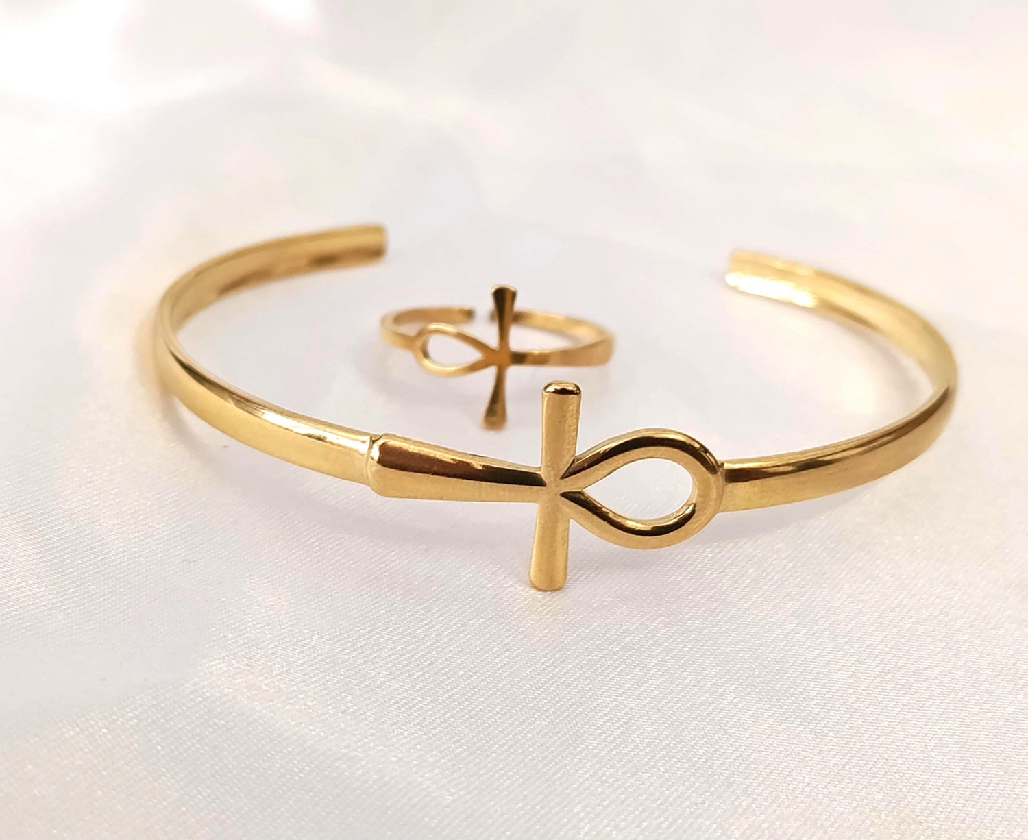 Conjunto de joyas: Brazalete y Anillo de cruz Ankh ajustables Acero Inoxidable con Baño de Oro 18K (Efecto Espejo) regalos para ella