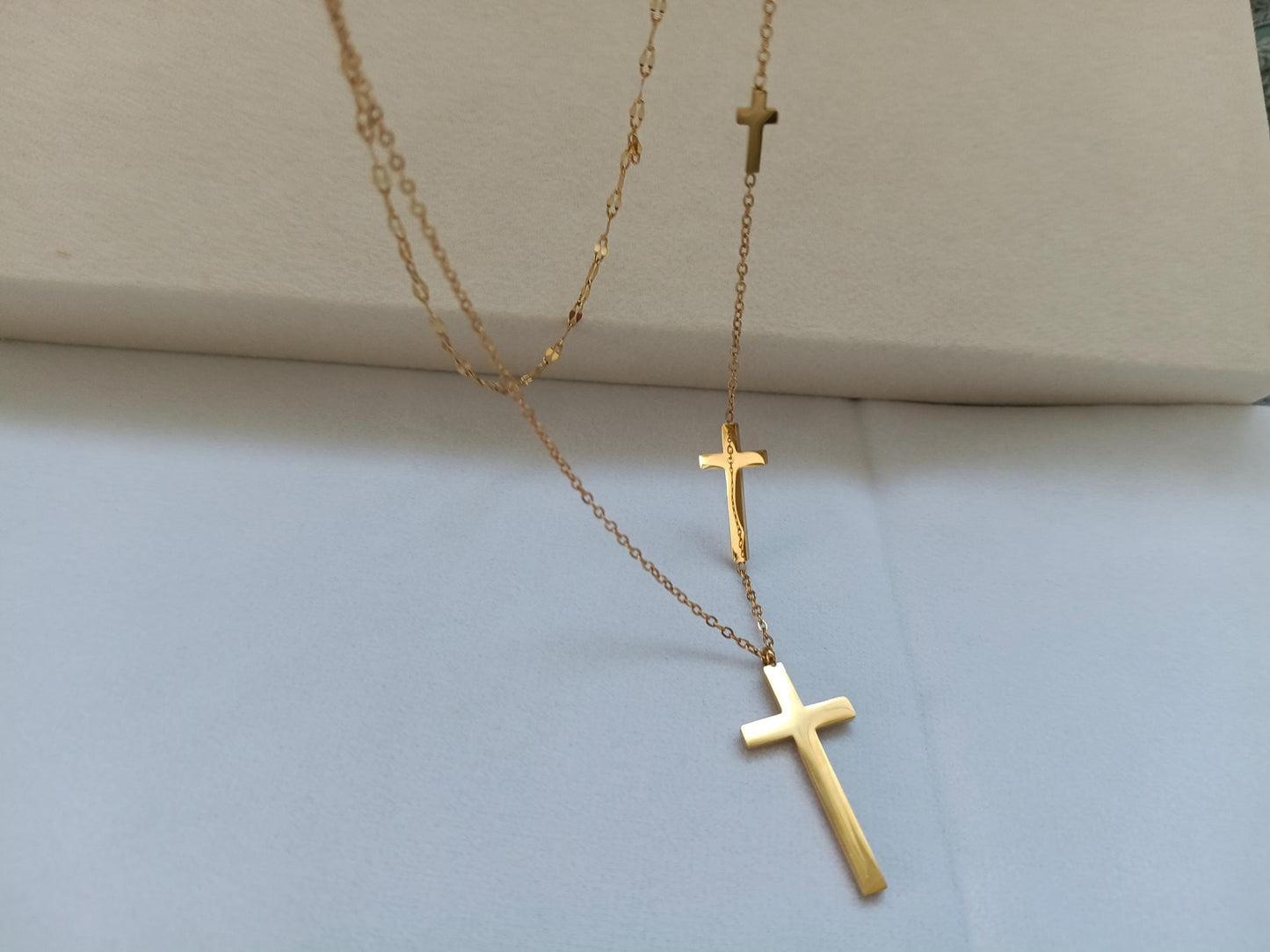 Collar Doble Cadena con Cruz Pulida en Oro 18K (PVD) - Acero Inoxidable - Ajustable para mujeres