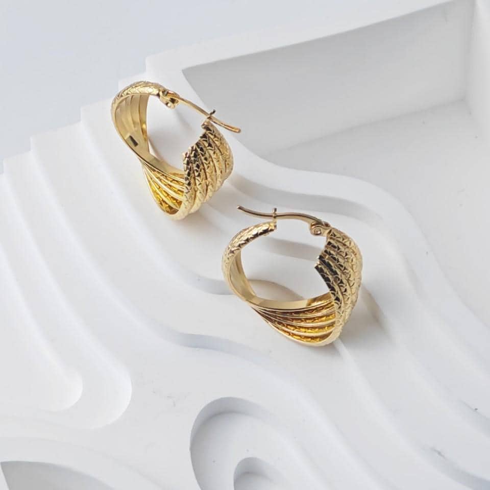 Aretes Aro Ancho Trenzado Estilo Italiano en Oro 18K (PVD) - Acero Inoxidable - Resistentes al Agua