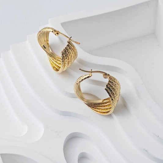 Aretes Aro Ancho Trenzado Estilo Italiano en Oro 18K (PVD) - Acero Inoxidable - Resistentes al Agua