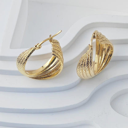 Aretes Aro Ancho Trenzado Estilo Italiano en Oro 18K (PVD) - Acero Inoxidable - Resistentes al Agua