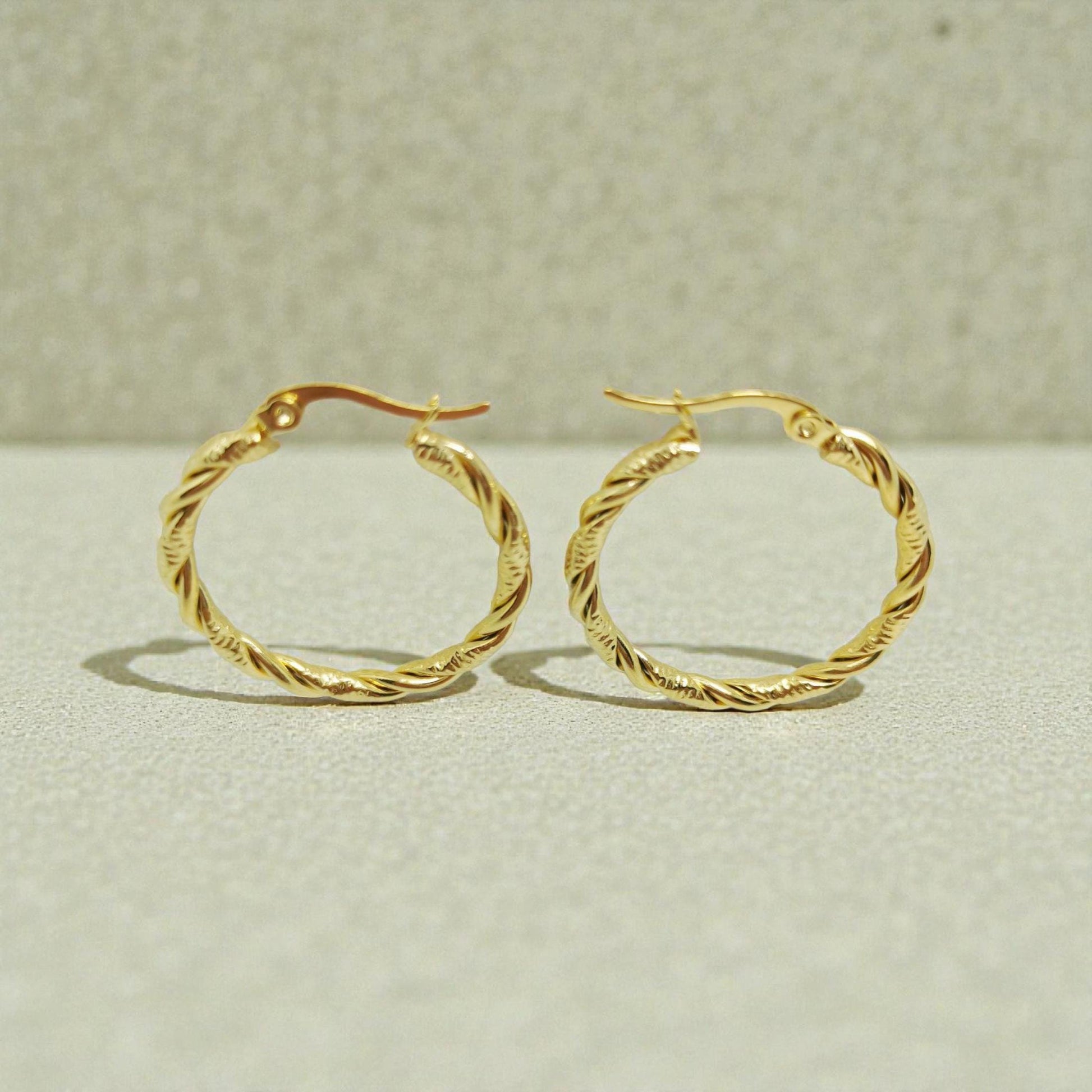 Penidentes Aros Grandes Trenzados en Oro 18K (PVD) - Acero Inoxidable - Resistentes al Agua para mujeres